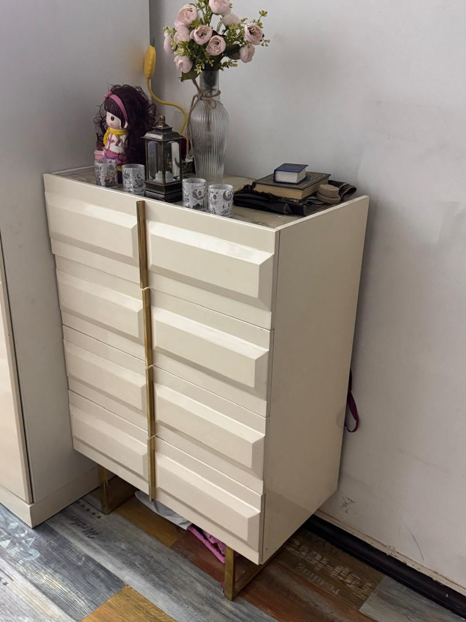 غرفه للبيع كنتور زاويه 9 باب منفصل 

1- كنتور زاويه قطع منفصل 

2- جربايه خزن 

3- شازلون 

4- مرآه عاموديه 

4- تسريحه قطع الجربايه الجانبيه مع لد اناره 

5 - ميز ب 4 جرارات خزن 

6 - شازلون 

7- ميز مراه مع لد اناره متكامل 

8- خزن اسفل الجربايه 

9- اناره مخفيه في القطع 

سبب البيع راح اشيل بغير بيت واريد ابيعه لان المكان الجديد متكفي بي 

الغرفه جبيره واني مطلع جزء من الكنتور خارج الغرفه لان متكفي 
الله شاهد اخذتها ب4 ملاين وشوي وابيعها ب850 قفل 
وبيها شوي بعض التعديلات اثناء الفتح والشد ترتبها 

مناسبه وحلوه لليريد يبدل او يزوج ويدور سعر مناسب 

العنوان بغداد الاعلام شارع المستوصف 
***********
