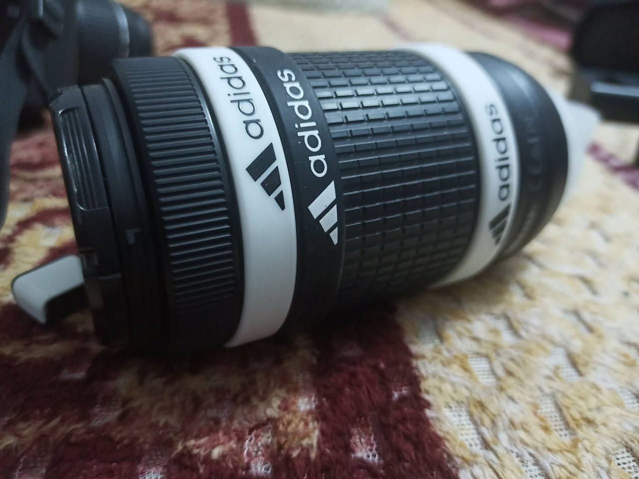 السلام عليكم كاميرا نيكون 5600 نضيفه استخدام شخصي بسيط للبيع شرط شترها قليل لان استخدام بسيط الملحقات الي بالصوره كلها وياها سعرها 700 وبيها مجال للشراي مكاني ديوانية الحمزه الشرقي
‏عدسة رياضي 70-300
‏عدسة واسعه
‏ستاند 
‏3 بطاريات
‏شاحنه ثنائي وخارجي
‏وجنطه 
‏وفلاش 
‏وحتى كارتونها بعده موجود ***********
