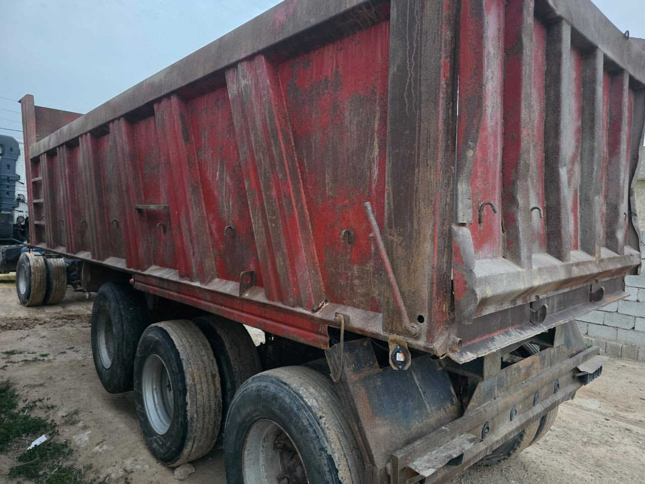 السلام عليكم
يوجد للبيع نساف
الذرعه ٢٢ 
المجموعه براد١٦ 
تايرات ٧٠٪؜
٣ محاور 
تانكي ماي
ثلاجه
السعر٨٥ وبي مجال 
العنوان صلاح الدين 
رقم الهاتف ***********
