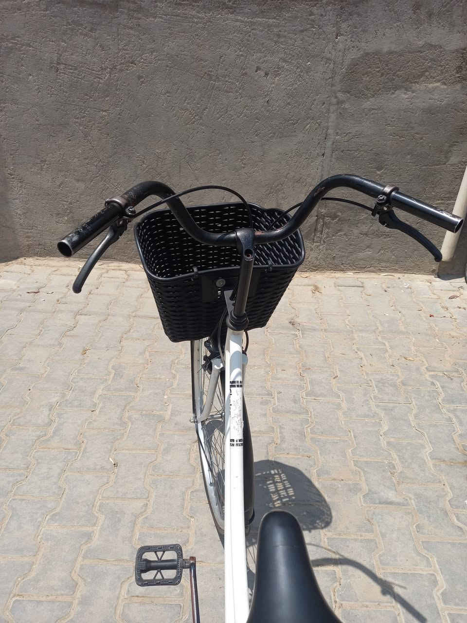 السلام عليكم
بيسكل بناتي جديد اصلي مختم ٢٠١٩ تواير جدد 
بيسكل بي صبغ موضح بالصوره بالون الأزرق 
سعر ٧٥ وبي مجال رقم للاستفتار ***********
العنوان بغداد شعله دوانم شارع ابو طياره
