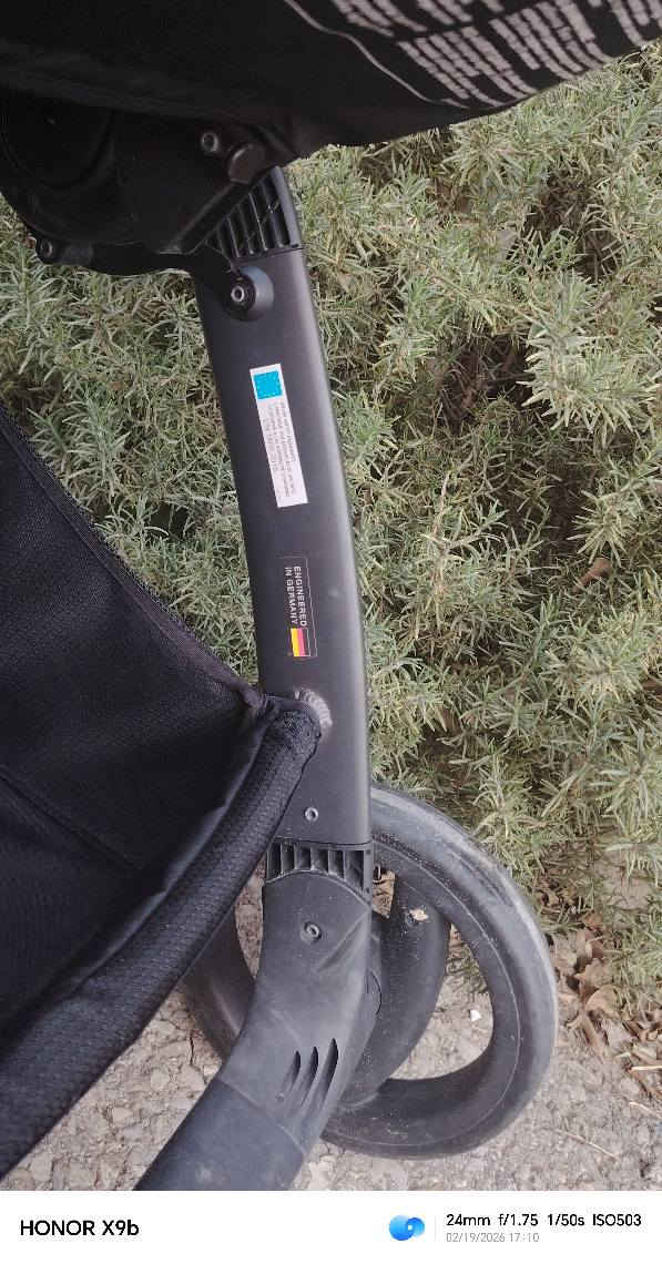 عەرەبانەی منداڵان مارکەی(kidilo) ئەڵمانی عەسڵی یە
دەبێت بە کورسی و لەهەمان کات دا تەخت دەکرێت بۆ نوستن
بچوکیش دەکرێتەوە بۆ ناو سندوق
تایەی گەورەیە و لێخوڕین و جوڵەی خێرایە 
زۆر پاك و تۆکمەیە
بۆ نرخ و زانیاری زیاتر کۆمێنت بکە یان نامە بنێرە بۆ تایبەت السليمانية, العراق


**إذا كنت صاحب هذا الإعلان وتريد حذفه لأي سبب، رجاءا أرسل رسالة إلى الدعم الفني**