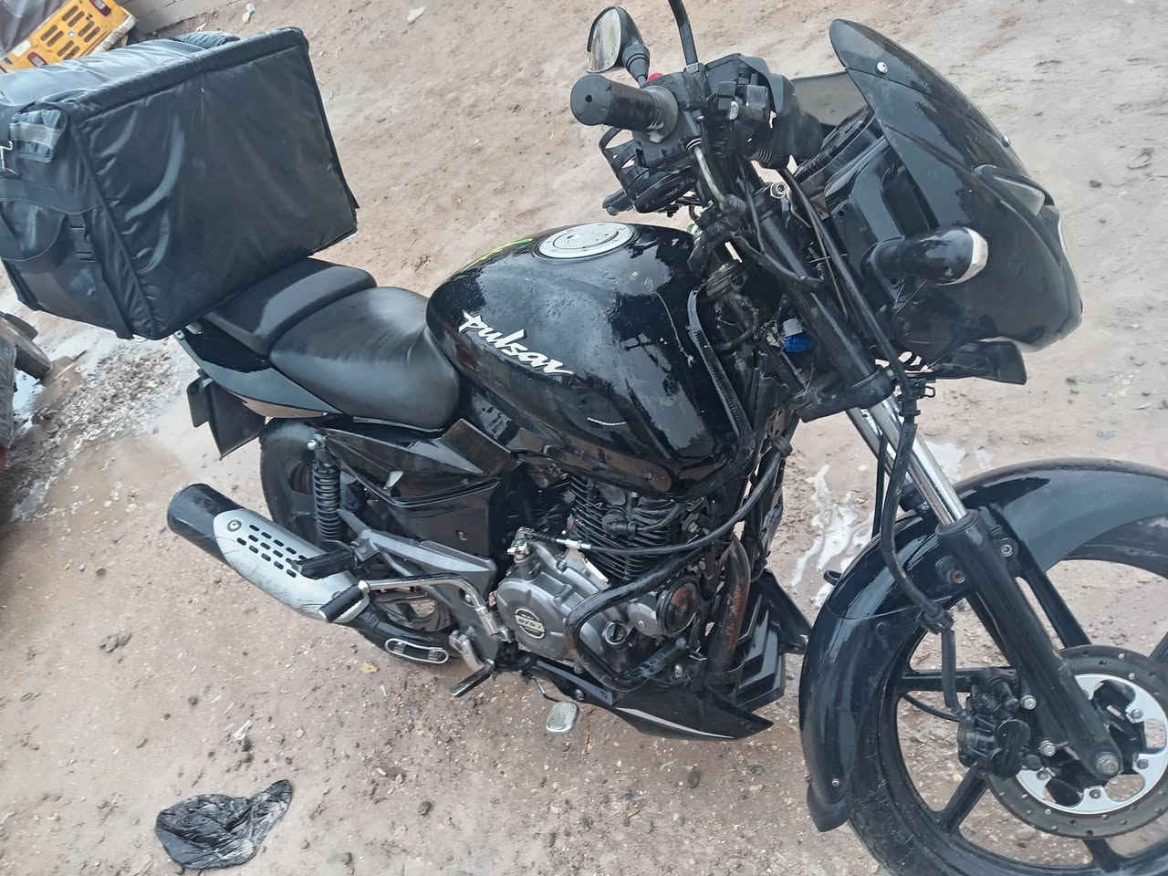 السلام عليكم شباب دراجه بولسر للبيع محرك 150 نضيفه محرك وكشر بس حادث ونكسر مازده مرقم وسنويه كامله رقمها بغداد عارضها (1500) وبيها مجال للتواصل ***********
