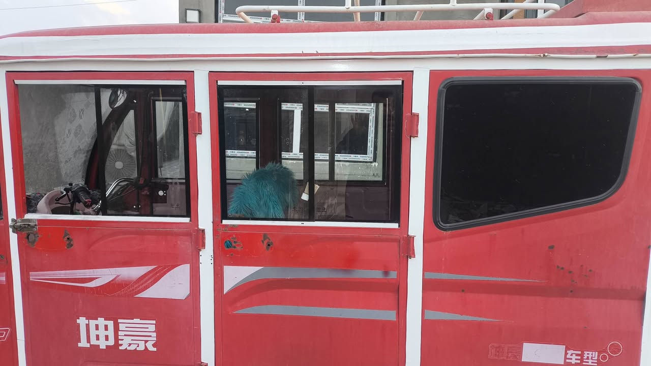 سلام عليكم تكتك اوراق اصوليه 
خمسه راكب          موديل 2017
محرك 25مامفتوح ولا ملعوب بي
كهربائيات خلفيه واماميه شغاله
سعره واحد وثمن ميه18000
بابل جبله
***********
