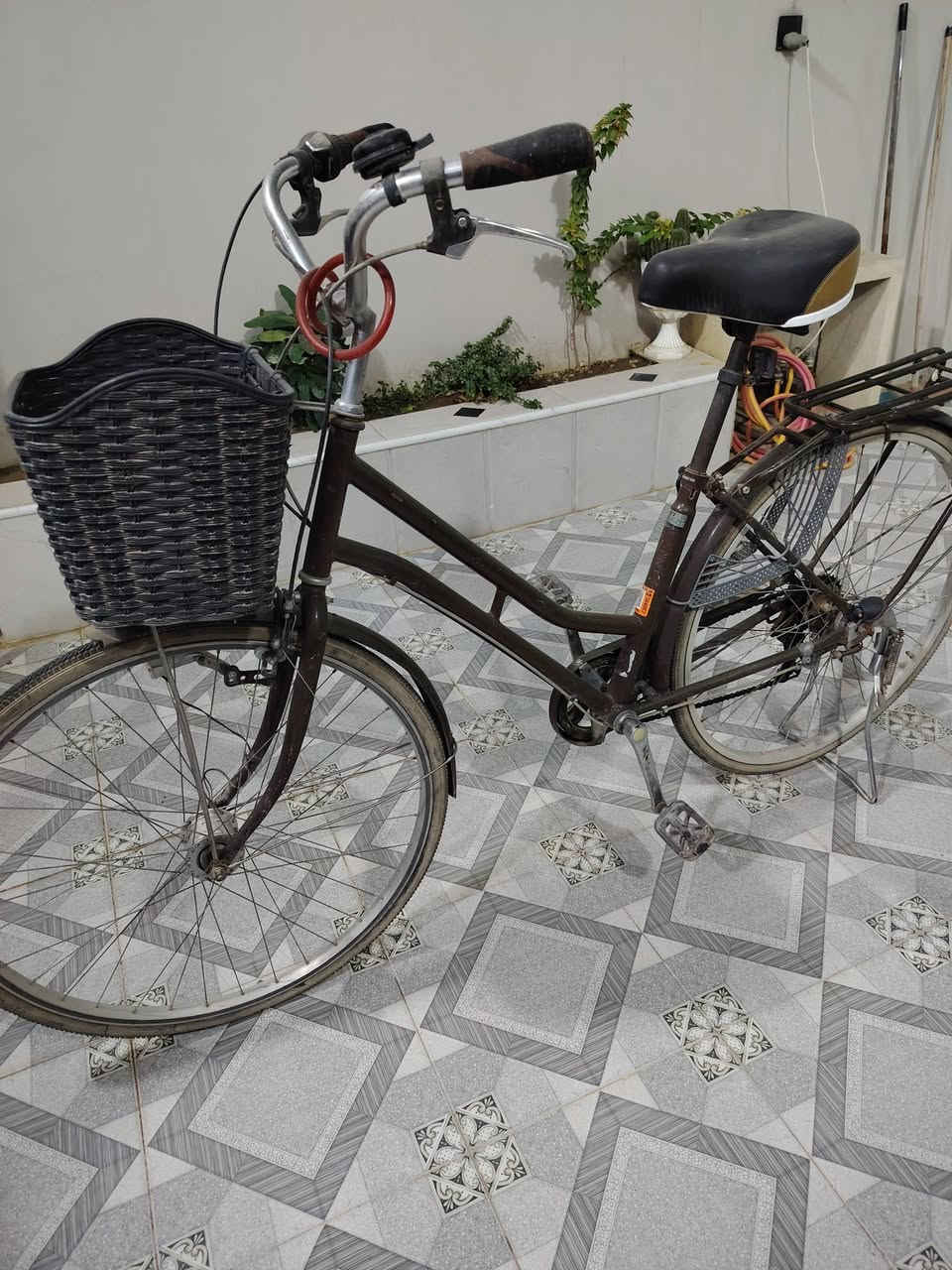 للبيع بايسكل عبد الحليم حجم 27 الأصلي كلو وضع شركة وعندي بايسكل تريك أمريكي للبيع كل واحد وسعرو تعال خاص وادلل للاتصال *********** أو ***********
