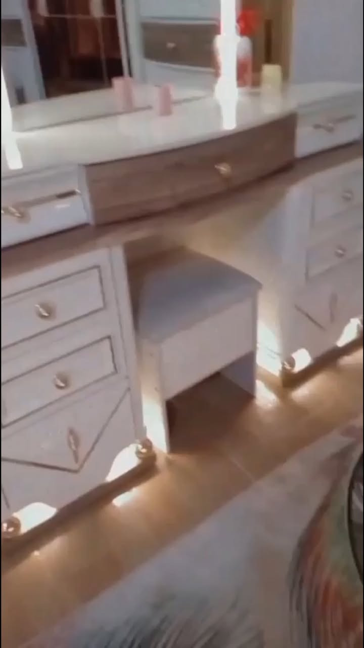 السلام عليكم للبيع غرفة تركيه استخدام ثلاث أشهر  نظيفه السعر ٩٠٠ وبي مجال  ***********
