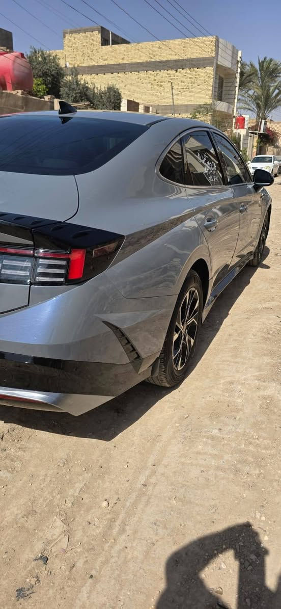 السلام عليكم هونداي سوناتا موديل 2025 ماشيه 5000 كيلو حادثها مثل ماواضح بالصور بدون تبديل صبغ بنيد وشبر من الجاملغ الامامي بسمي بدون رقم ارباك استيرن للإستفسار *********** /// ***********
