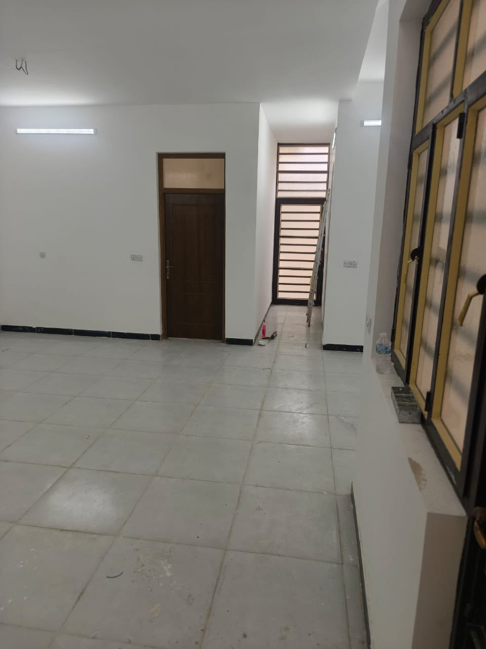 السلام عليكم بيت طابق ثاني للايجار مساحته ١٥٠متر  صاله وحولي وغرفتين نوم ومطبخ وصحيات هسه طالعه العماله منه نزال صالح مصطفى قريب عالشارع للاستفسار ***********
