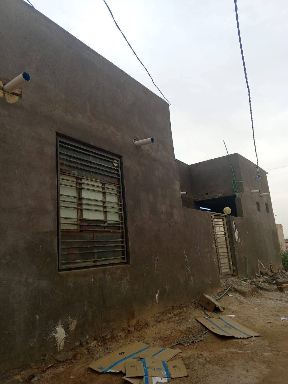 السلام عليكم بيت للبيع مساحته 170
غرفتين وصاله وحمام وبراني وطارمه وتشاريف 
الاستفسار وتساب فقط***********
