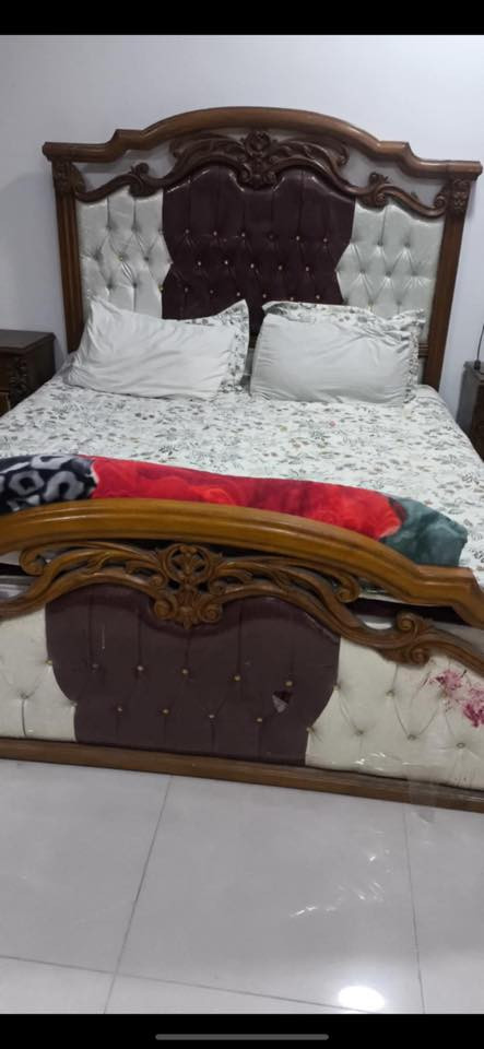 السلام عليكم 
غرفه نجاره درجه اولى ونظيفه كلش سعرها مليون و٨٠٠ وبيها مجال  
***********
