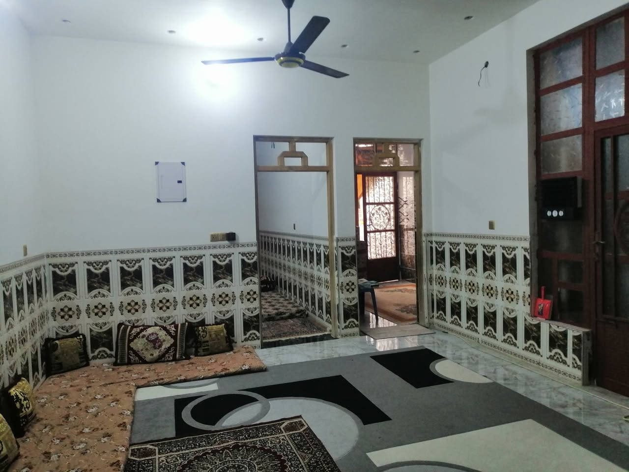 مشتمل للبيع في الفلوجه حي الخضراء خلف جامع التقوى المساحه ١٢٥ طابق واحد بناء حديث بلوك شارع ١٥ يحتوي على غرفه النوم و صالة و ستقبال ومطبخ وحمام وصحيات خارجيه السعر ٨٠ مليون وبي مجال بسيط للاستفسار مراجعة مكتب القمه للعقار او الاتصال على الأرقام التاليه *********** ***********
