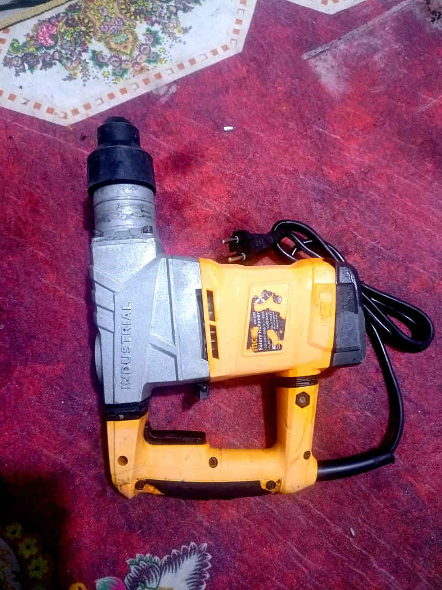 سلام عليكم 

كوسرة ماركة تام حجم 230
نضيفة سعر 65

دريل همر+ تكشير ابل لكلج ماركة انحيكو 
نضيف سعر 50 

دريل همر + تكشير بالة 
نضيف سعر 40

مكان بغداد البلديات يوجد توصيل
رقم واتساب ***********
