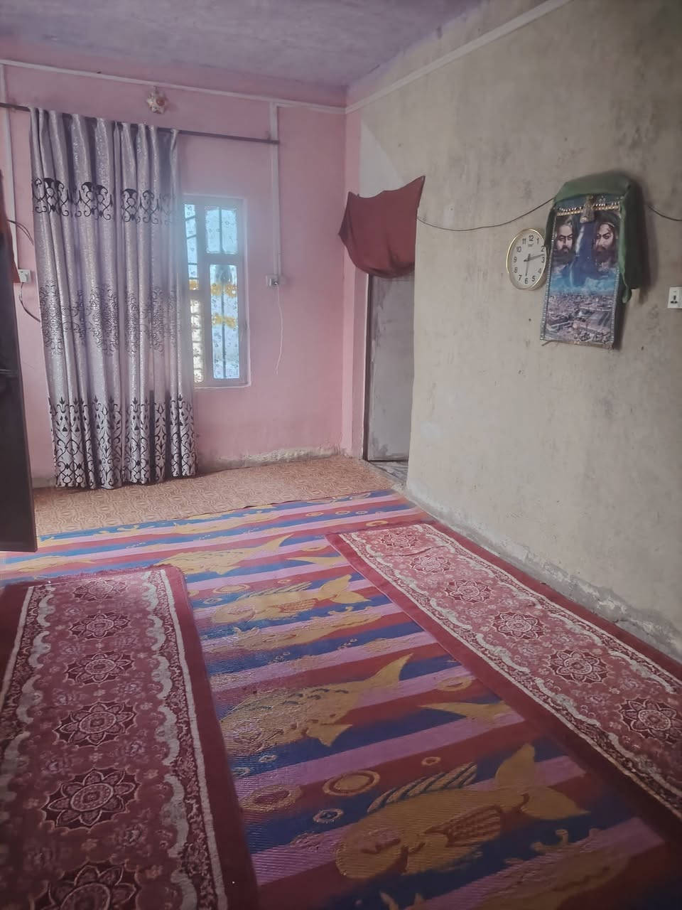 سلام عليكم بيت للبيع مساحه 500 مع قطعه خلفه مساحه 150 يحتوي على ٢ فرف نوم
صاله كبيره مع مطبخ 
صحيات خارجيه بيت جاهز على حسب الأصول المكان.    بين الشطره والغراف عد ال جهل الشراي اتصل *********** سعر 17
