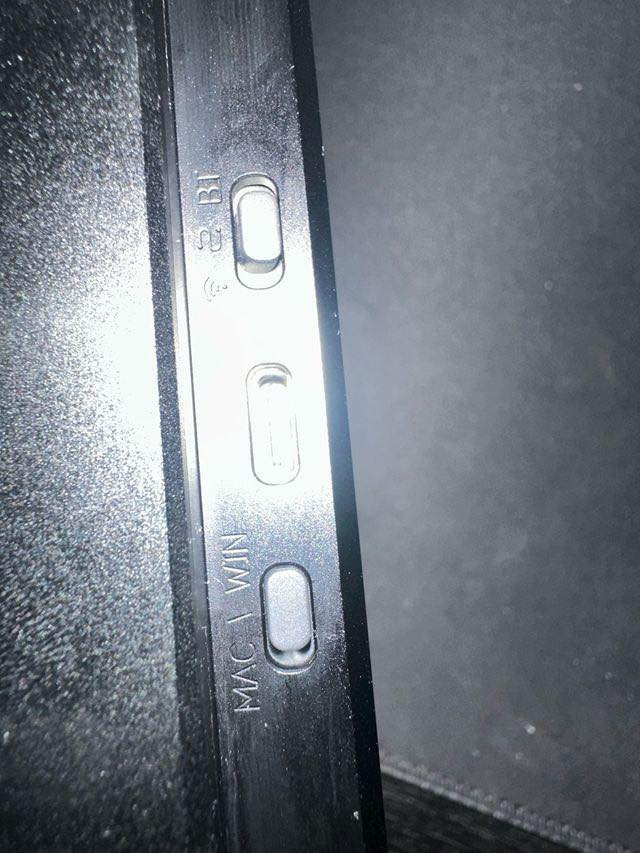 كيبورد YUNZII AL75 PRO (قطعة فخامة حقيقية) ⌨️🔥
للي يدور النوعية الثقيلة والرزانة، كيبورد ألمنيوم كامل (Full CNC Aluminum) مو بلاستيك، قطعة صلبة وتصميم يجنن.

أهم المميزات:

• الهيكل: ألمنيوم صب بوزن ثقيل وثبات عالي.

• التوصيل: يشتغل بـ 3 طرق (وايرلس، بلوتوث لـ 3 أجهزة، وسلكي Type-C).

• البطارية: عملاقة 6000mAh (تنسى شوكت شحنته).

• الصوت: نظام Gasket Mount يعطيك ذاك الصوت "الثوكي" المكتوم والناعم.

• المميزات: يدعم Hot-swap (تبديل سويتشات براحتك) مع إضاءة RGB خرافية.

 السويتشات مدهونة (Pre-lubed) لنعومة خيالية بالكتابة.

💰 السعر: [50 الف]

متوفر توصيل

للاستفسار راسلني خاص، وما نقصر ويا الطيبين. 🤝


**إذا كنت صاحب هذا الإعلان وتريد حذفه لأي سبب، رجاءا أرسل رسالة إلى الدعم الفني**