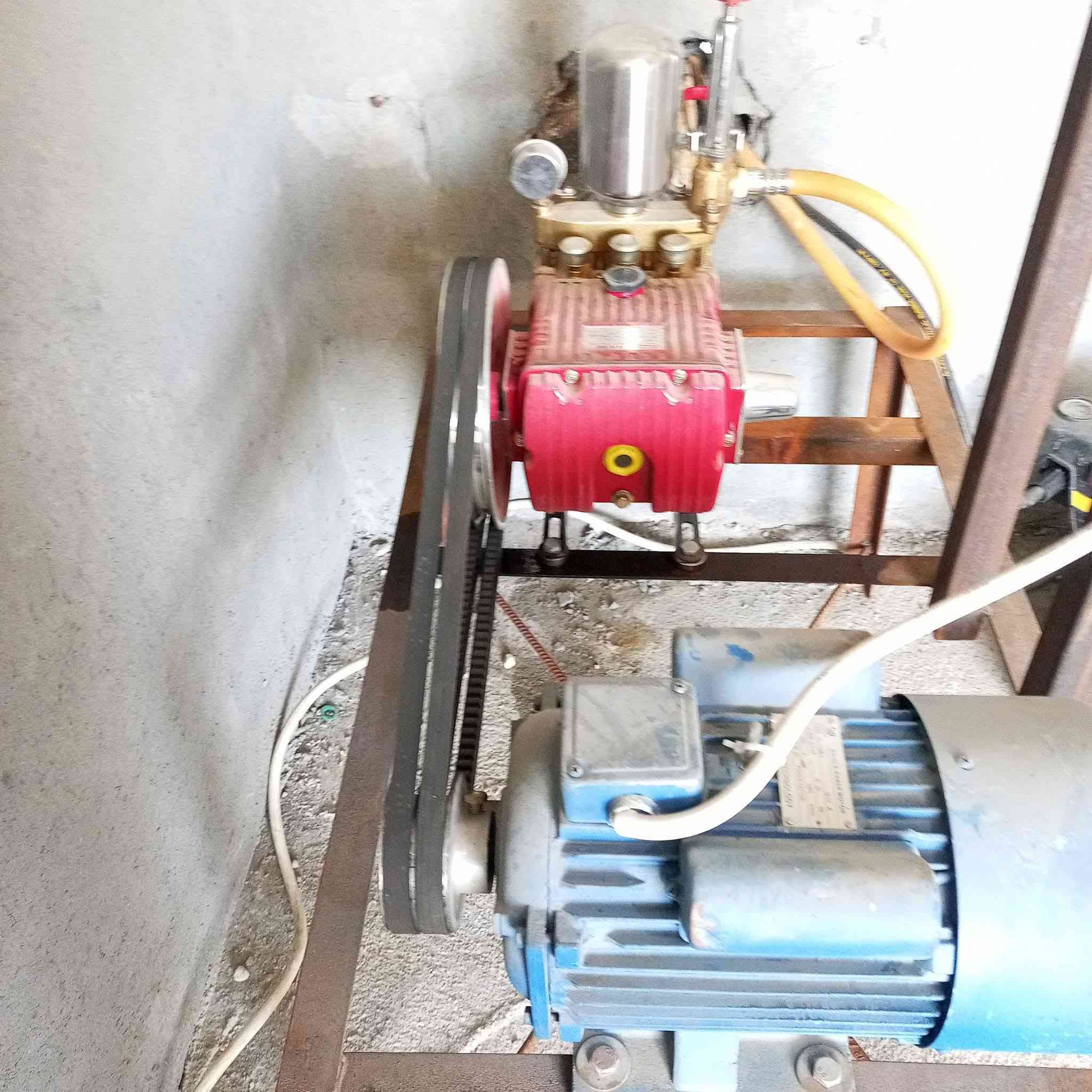 السلام عليكم اخواني
مضخه 7 ونص حصان سنكل  .جاهزه هي وتاروسه ولبورد يعني بس شغل .جديده استعمال 10 ايام فقط ..المكان حله ورديه..السعر600 وبيه مجال
رقم لهاتف ***********
