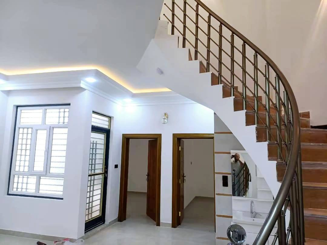 دار للبيع حي السكك قرب التربية طابقين ٤غرف غرفتين سويت صاله مطبخ ستقبال كراج حديقة مجموعة صحيات المساحه ٢٠٠م سنه البناء ٢٠٢٥ للستفسار اتصل ***********
