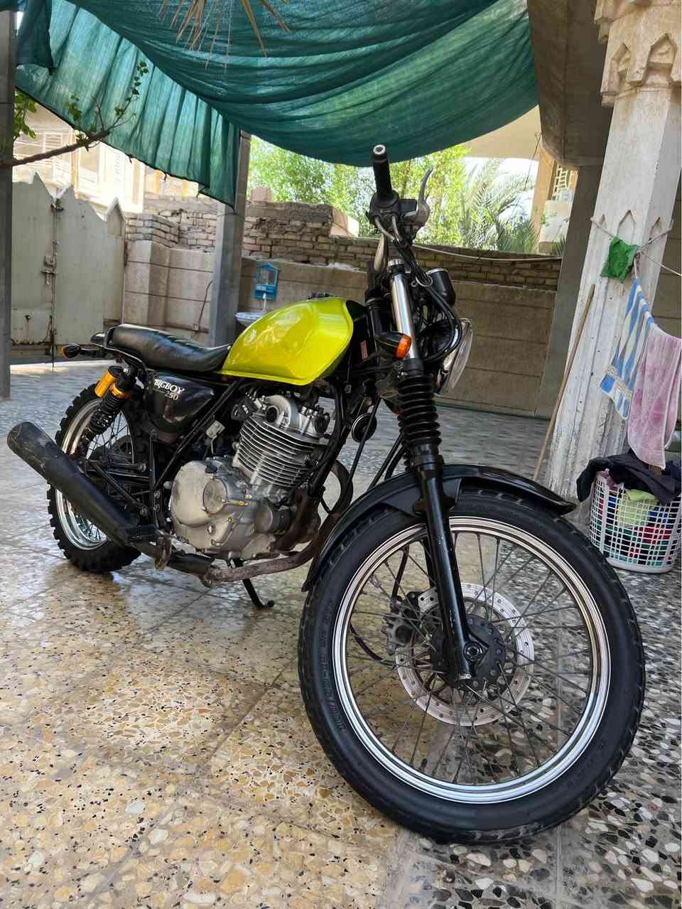 دراجة سازوكي ياباني رقم بصرة بسمي 
ما ناقصهه شي 
حجم المكينة ٢٥٠ سيسي
بستم واحد نوزل وفيت بم 
مكان البصرة 
سعر مليونين 

*********** Singapore
