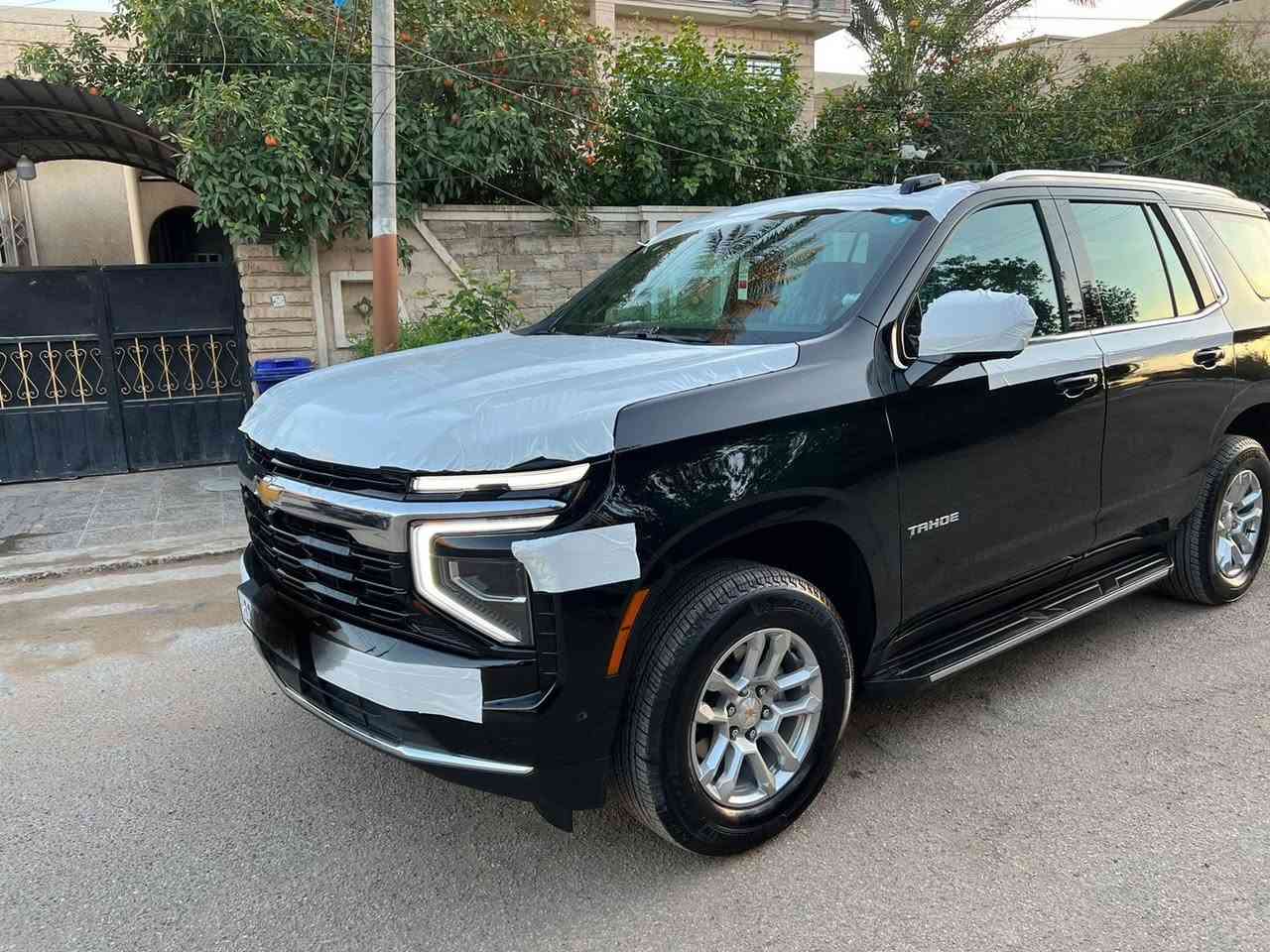 تاهو 2025 Ls خليجي شركة المنصور ام الضمان ماشيه 12000 اخت الزيرو مغلفه ppf باكامل  مواصفات شاشه دجتل كير ستيرن كراسي كهرباء وكرسي هزاز رادار امامي خلفي وجانبي حساس امامي خلفي 5 كامرات ثلاجه 5 بصمات العده والكاعيات بعده ممفتوحه مكاني بغداد الكرخ 
للاتصال ***********
