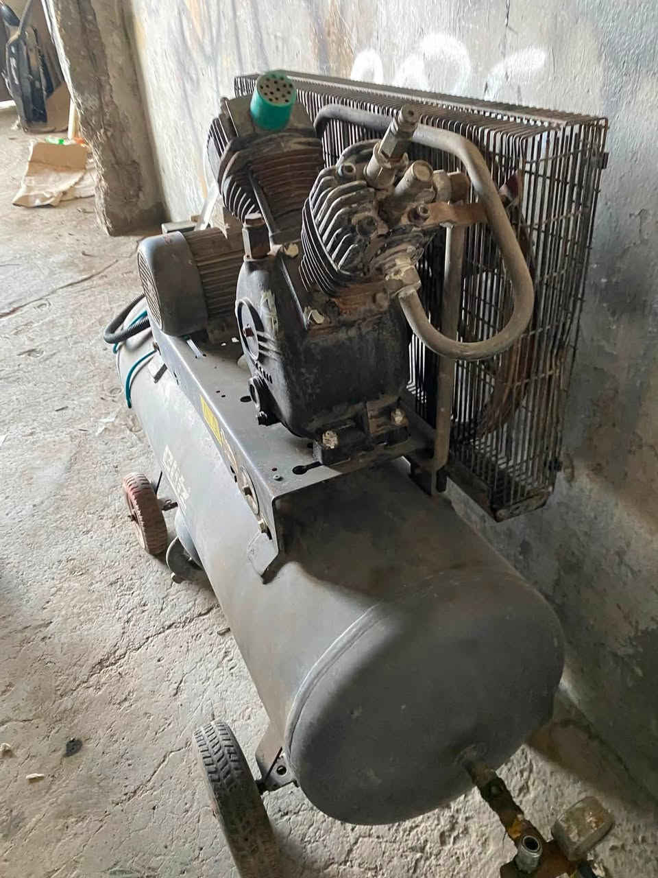 سلام عليكم كمبريسر هواء اصلي ٣٠٠ هواء ثري فيز.
بغداد مدينه الصدر سعرها ٦$ اوراق  
بهيه مجال هاتف ***********. عل شغل
