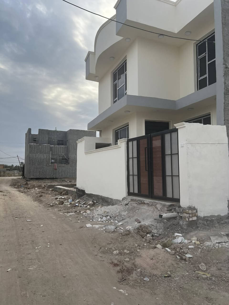 دار للبيع 
مساحة 150م طابو زراعي سند 25
بناء حديث طابقين تسليم مفتاح

خدمات كامله
يحتوي على
غرف نوم نظام سويت عدد3
كلدور عدد 2
مطبخ
استقبال
مجمع صحي عدد 3
منور عدد 2
الموقع //ورديه داخل منطقه الامام سيد موسى
للاستفسار اكثر الاتصال على الرقم
***********
