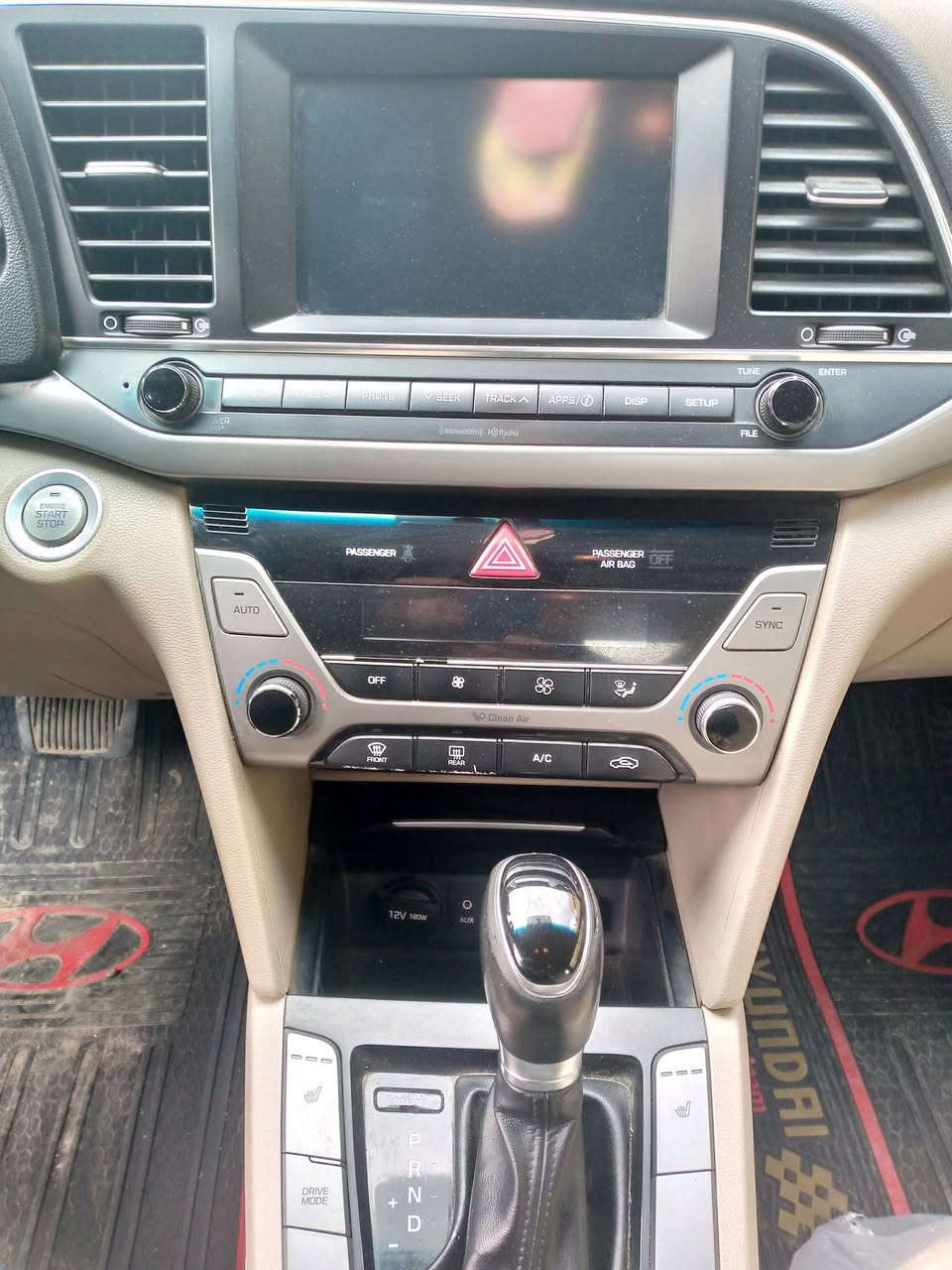 النترا موديل 2018 فول محرك 2000دوش
حادث بسيط واضح بالصور ليبل واحد 
 بدون ايرباك  رقم اربيل الجديد 
فتحة سلايد. بصمة تشغيل . بصمة ابواب 
تدفئة كشنات. تبريد بيانو .داخل بيجي 
اشارات ترحيب. رادارات جانبيه 
كامره خلفيه ملونه 
تخم تايرات جديد 
السعر 127 بيها مجال بسيط
بغداد الغزاليه 
***********
