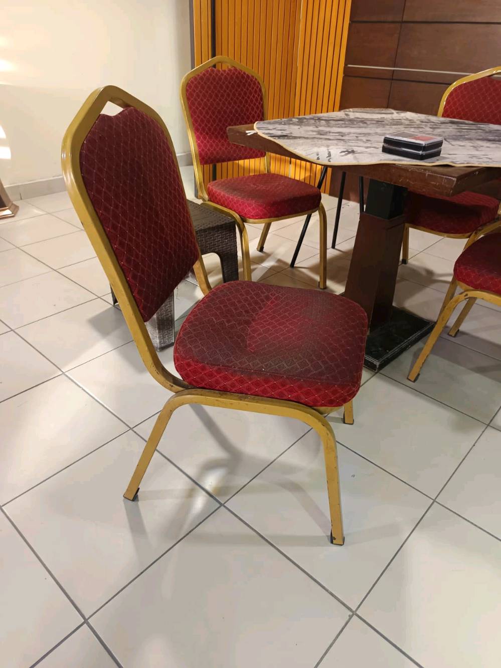 عندي كراسي وطاولات للبيع مال كفتريا