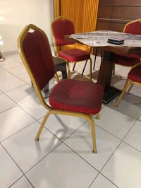 عندي كراسي وطاولات للبيع مال كفتريا