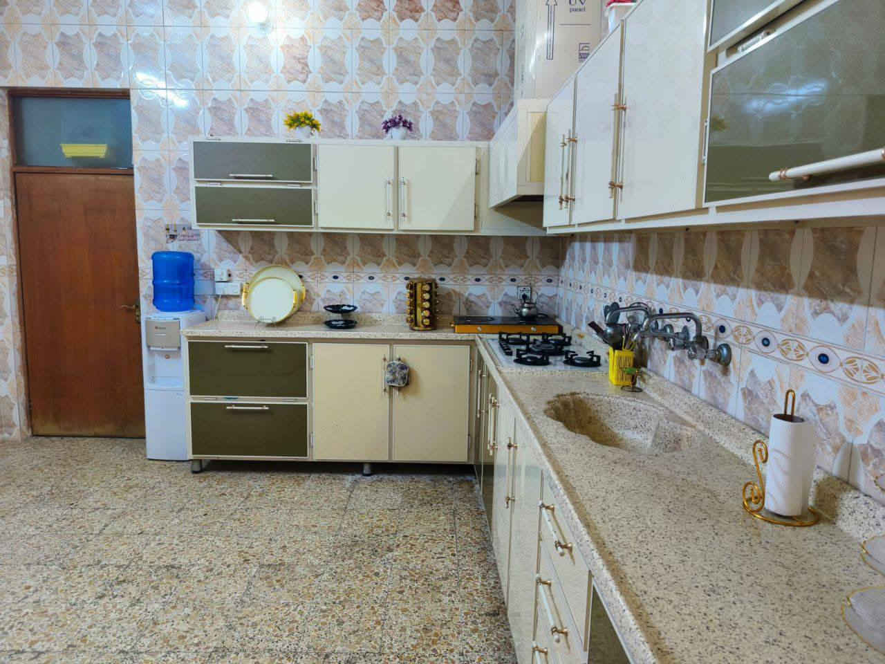 طابو صرف للبيع المساحة 200متر
كونكريت مسلح طابق واحد السعر 135او بيه مجال
بناء نضيف ومرتب عالي عن الشارع كافة الخدمات غرفتين صاله مطبخ استقبال  صحيات داخليه خارجيه  مناور البيت
حي الوحده خلف المستوصف او  قرب متوسطة الغصون للبنات
 الشراي اتصال لطفا ***********
