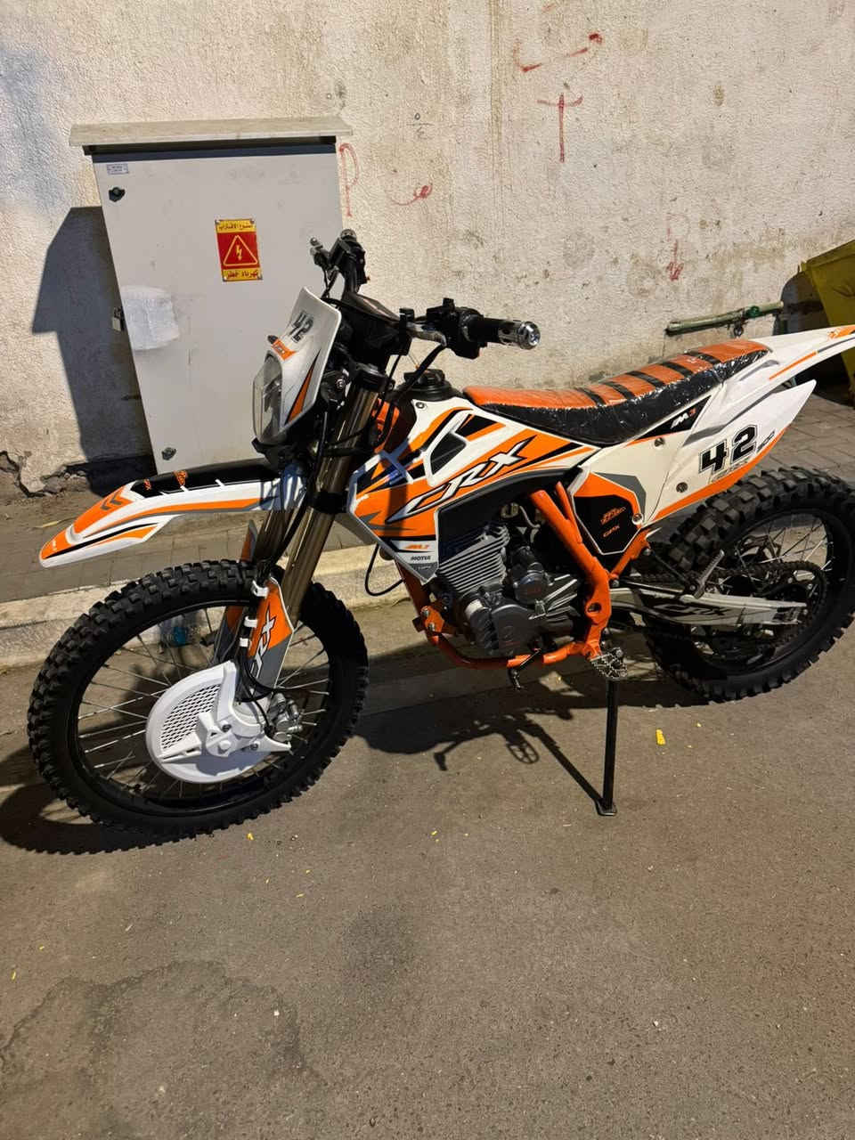 سلام عليكم دراجه قفاز crx
حجم مكينه 300
دراجه جديده اوراق 
سعرها مليون و450
مكاني بصره دور الضباط 
***********
