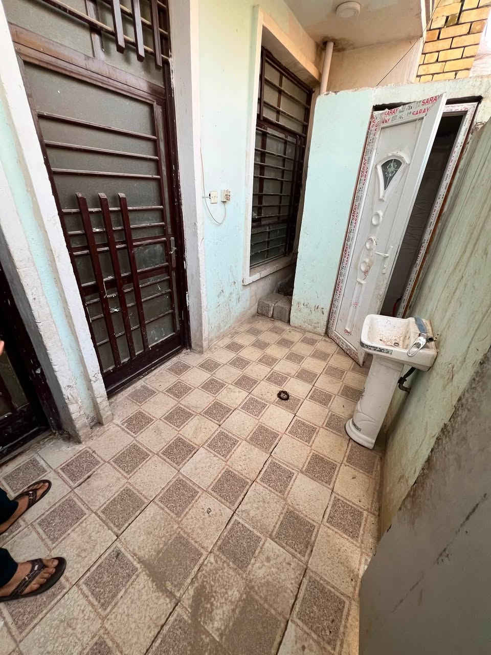 �
📍 الموقع: الزعفرانية / شارع الكهرباء (النهاية)
💰 السعر: 42 مليون فقط (قابل للتفاوض)
📄 السند: زراعي 25
📐 المساحة: 50 متر
🏗 البناء: جديد وجاهز للسكن

🏡 تفاصيل البيت:
✔️ الطابق الأرضي: صالة مريحة + ممر معزول + مطبخ عملي + خدمات صحية
✔️ الطابق الثاني: غرفة نوم واسعة + هول
✔️ السطح: اشتايكر جديد

✨ مميزات إضافية:
• تصميم حديث واستغلال ممتاز للمساحة
• مناسب للسكن أو للاستثمار
• مؤجر حالياً (إمكانية البيع فارغ أو مع بقاء المستأجر حسب رغبتك)

📞 للحجز والاستفسار: ***********
⏳ لا تضيع الفرصة – السعر مناسب جداً مقارنة بالموقع والبناء
