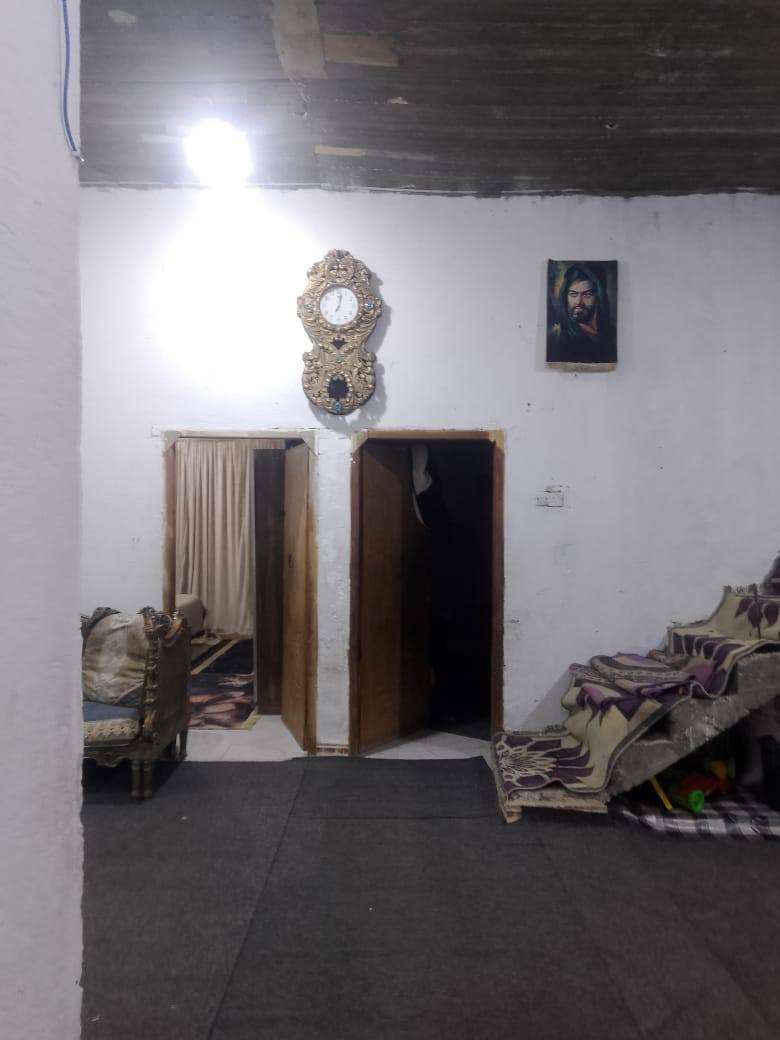 السلام عليكم بيت في حي الاحرار
للبيع حواسم غرفتين صاله مطبخ كبير ديوانيه 
حمام خارجي داخلي مساحه البيت 190 
البيت كون تريد مسلح مجاري دفن كهرباء دفن 
سعر البيت 30 وبي مجال 
رقم الهاتف ***********
