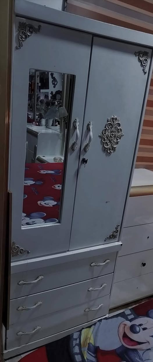 جرباية طابقين مع الدواشك مالتهن جدد عدد ثنين مع الميز مراية وكنتور متر وارتفاع مترين اي استفسار الاتصال على الرقم ***********
