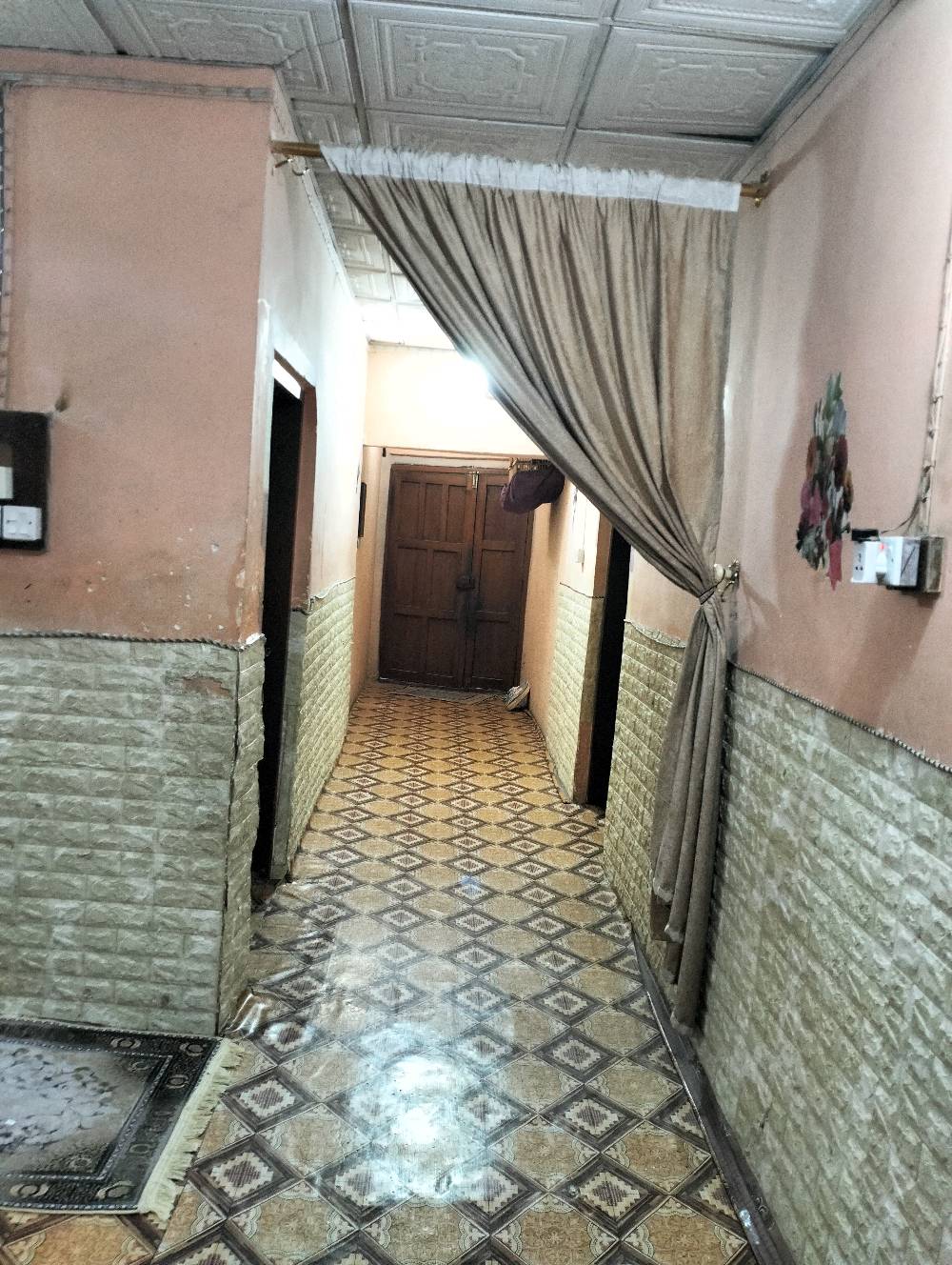 السلام عليكم 

منزل للبيع... مساحه 240م.. طابقين... الطابق الارضي بناء 86 مكون من ثلاث غرف منام + غرفه استقبال+ هول + مطبخ.. وحمام وتواليت

& الطابق الثاني بناء 2010 مكون من غرفتين منام وهول ومطبخ. وصحيات. 

مكان البيت الجنينه الشارع التجاري حي الانتصار... منطقه فيها الخدمات كافه ماء. مجاري. كهرباء.. ومدارس من الابتدائية لغايه الجامعة 

سعر المتر 2250 مليون و250 قابل للتفاوض