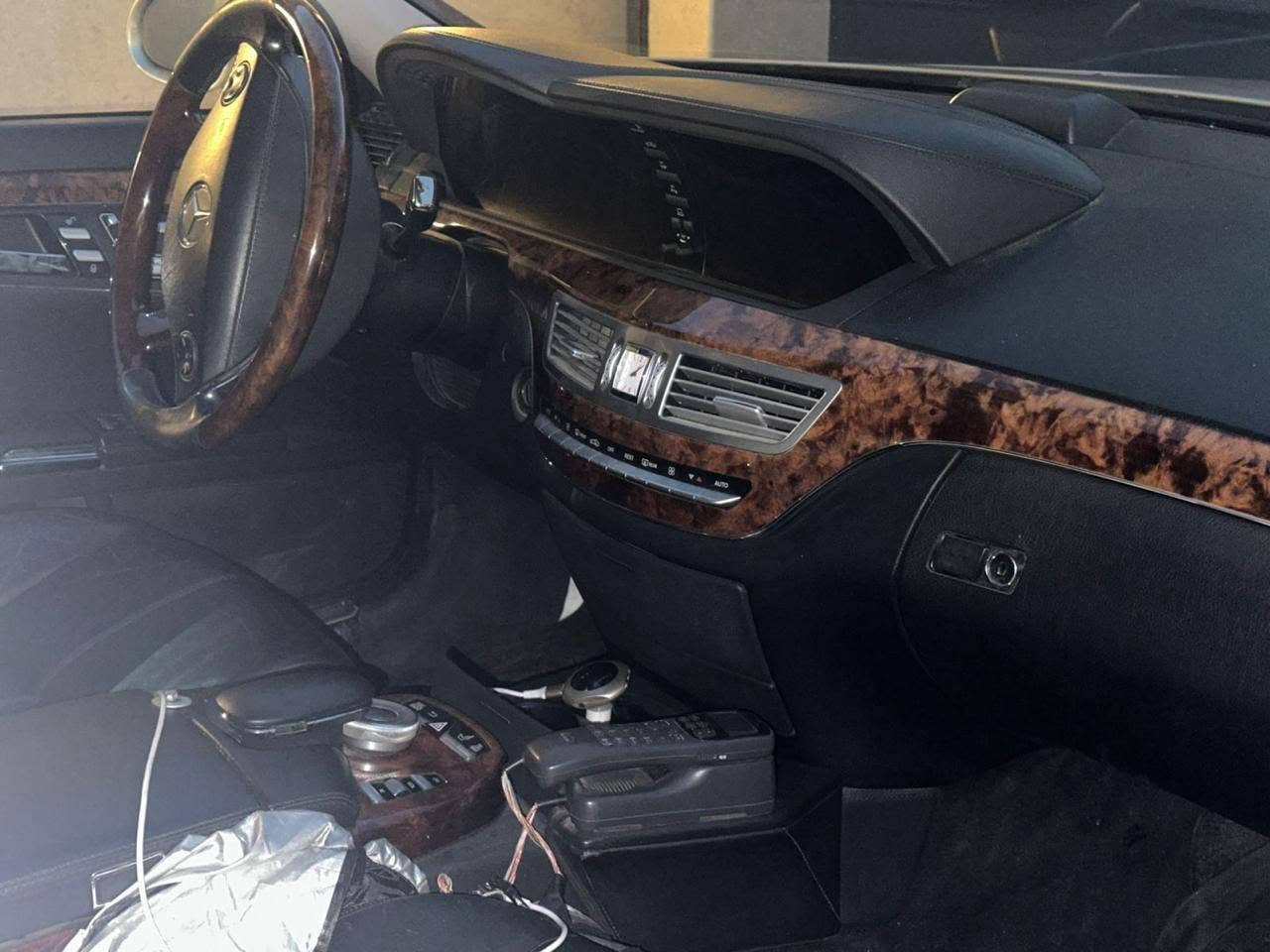 السلام عليكم 
سيارة مارسيدس s550 موديل 2006 
   8 سلندر 
لارج باب طويل 
وارد يابان  
كلين تايتل 
ماشية 136 الف قابل للزيادة  مواصفات  تبريد ثلج امامي وخلفي وجوانب 
خمس بردات كهرباء 
سلايد 
حسساسات امامي خلفي كامرة خلفية 
مقاعد كهرباء مع ميزة الذاكرة امامي خلفي 
لون سلفر 
ابواب شفط جنطة شفط 
ستيرن صاج 
ايرباك امامي خلفي 
داخل جلد اسود 
للجادين التواصل وتساب على ***********
