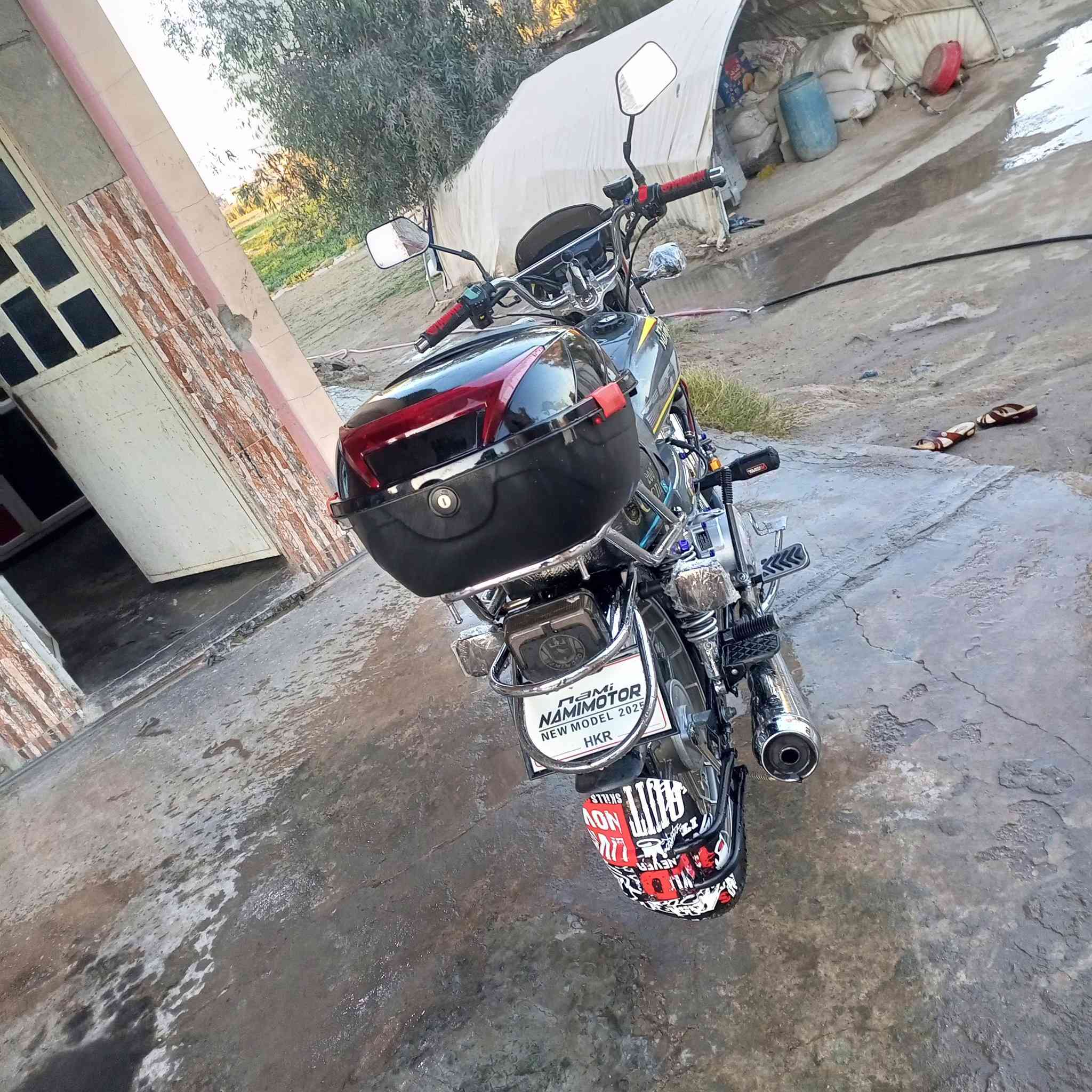 سلامه عليكم دراجه للبيع الوراق كامله موديل 2025محرك200cc ماشيه6000دراجه نضيفه وحلوه *********** مكان الا نبار كرمه السعر 825وبيها مجال
