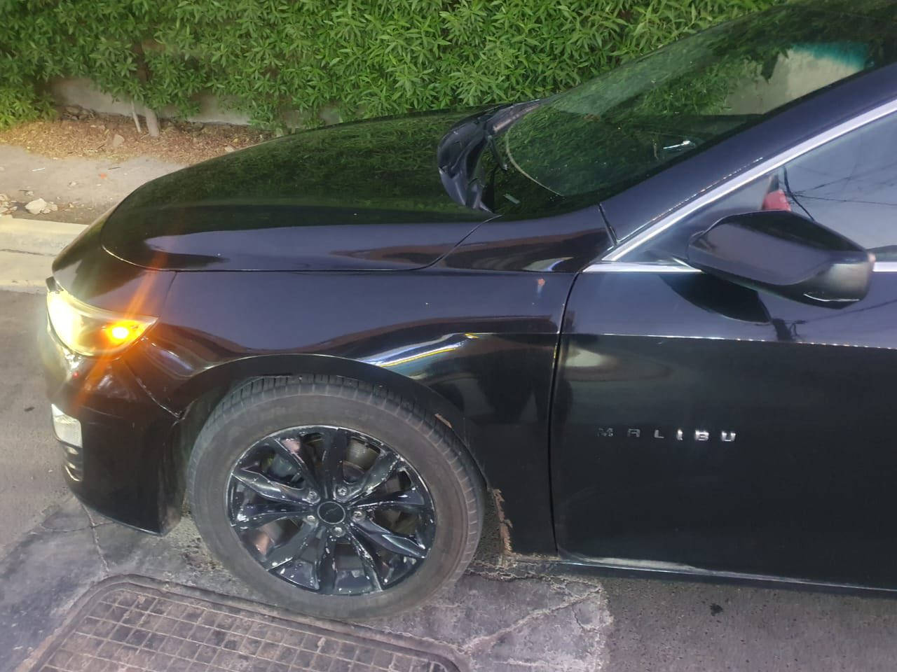 السلام عليكم ماليبو للبيع ( مستعجل )
موديل 20 
رقم بغداد معوقين ( الولد موجود ويسوي وكالة )
كير ومحرك مكفولات ومبدلهن ع ايدي 
وحدادية 80% نظيفة السيارة 
ماشية 117 كيلو 
وادامة كل شهرين وكاملة 
وحادثها مثل ماموضح بالصور 
مكانها بغداد
السعر 95  
للاستفسار :***********
