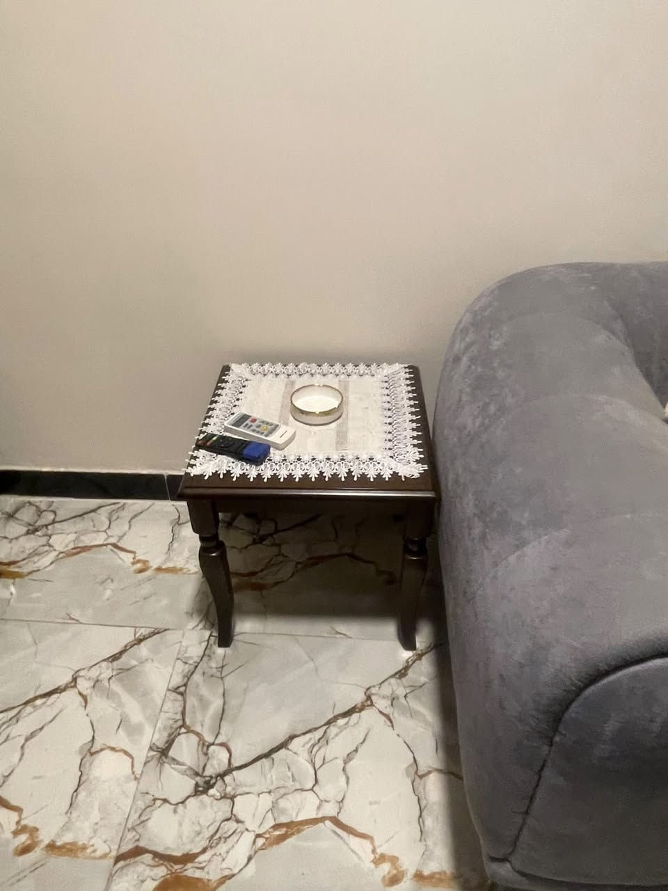 سلام عليكم سيت طبلات صاج خمس قطع وسطيه مع اربع السعر 175 ألف العنوان الشعب شارع عدن واتساب ***********
