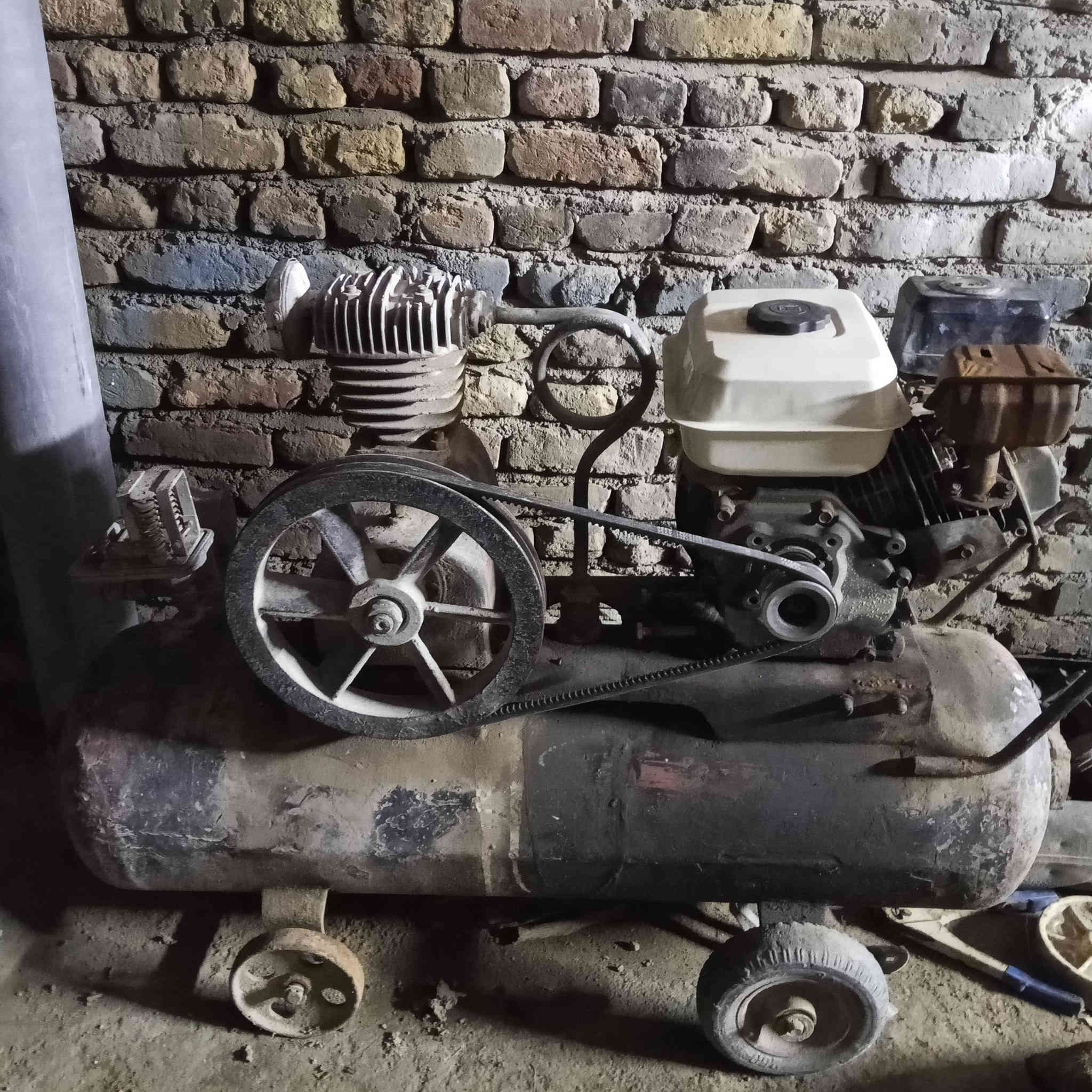 سلام عليك هاذه الكمبريسر للبيع 150لتر محرك مالته بانزين الماطور جاهز المكان شاميه ناحيه الصلاحيه السعر 150للتواصل ***********
