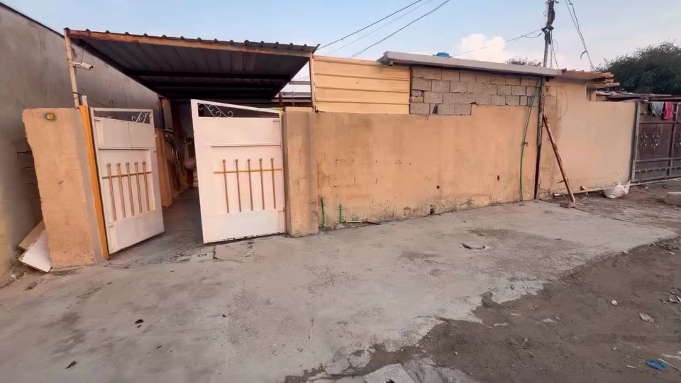 سلام عليكم  بيت لبيع تجاوز البيت كامل مكمل مابي نقص
لبييت يحتوي عله غرف ٢ حمامت ثنين مطبخ
صاله واستقبال الارضيه بورسلين وسقف ثانوي  وره البيت اكو ترك جبير كلش الاستفسار ***********   البيت عارضي ب ٢٧ وبي مجال الزعفرانيه سعيده المقلع
