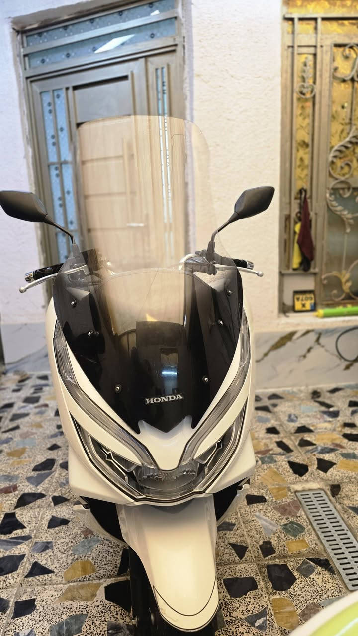 السلام عليكم  .   PCX جيل الثالث ياباني موديل 2020  بصمه للبيع 
الدراجه مكفوله كفاله عامه الدراجه مال رمبه كله شغاله حساس زدحام و ستان كهربائي كله شغاله ماشيه  37  الف حقيقي لون ابيض صدفي لون مميز مكينه 125cc           .    ياباني  .  رقم الشاصي  (  JF  )
الدراجه بيه جامه طويله بلاديه مالته مال رمبه و قاعده مال جنطه هم بلاديه و بيه جهاز انذار مال سرقه غراضه كلهن بلاديات اجن وياهه من الرمبه 
مكاني بغداد مدينة الصدر السعر على الاتصال 
رقمي  ( *********** )
