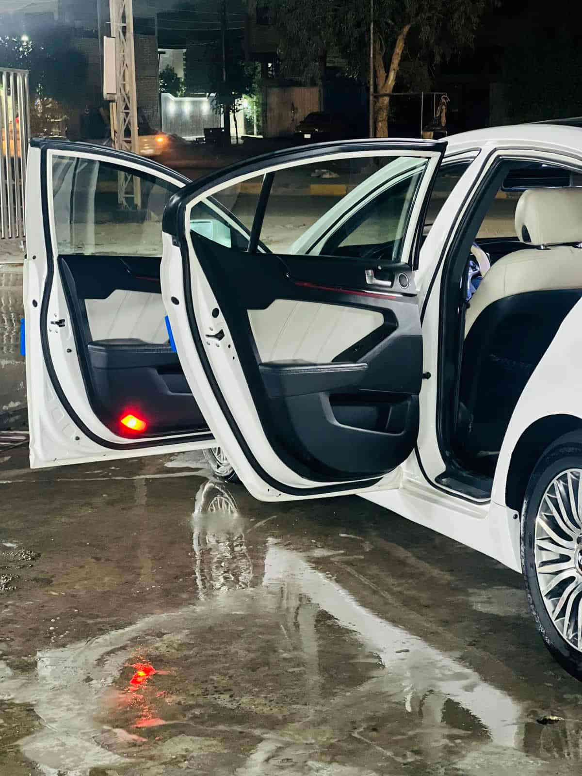 السلام عليكم للبيع الموديل 2012 كيا كادينزا خليجي  داخل ملكي
السيارة فول ١/١  
6 سلندر 
اللون ابيض  🩷

المواصفات✅

فول فول 👍
-بانوراما 💁
-تشغيل بصمة مع بصمة الابواب الامامية🎶
داخل  كريمي ملكي ❤️
-نظام ترحيب😍
-انارة بالمرايات والابواب الامامية👍
-كاميرا وحساسات خلفية❤️
-حساس ماسحات💕
-بردة خلفية متحركة👍
-كشنات كهربائية جلد تدفئة وتبريد  ❤️
-كشنات خزن ميموري 🥰
-لوحة تحكم بالكشن الخلفي👍
-لد امامي وخلفي💕
-تحكم كامل بالستيرن👉
-نظام ترحيب 👌
-اشاير مري+شفط+قلاب 💁
وباقي مواصفات الكادينزا معروفه 😎

السيارة بيها قطعتين+محرك مفتوح بس كفالة عمر كامل 

 سياره " تحويل + وكاله بشرط - فحص + هزه + سنوى جديد +رقم جديد انكليزي‏‪
السعر👇  129
مكان السيارة التاجي سبع البور ‏‪***********‬‏
