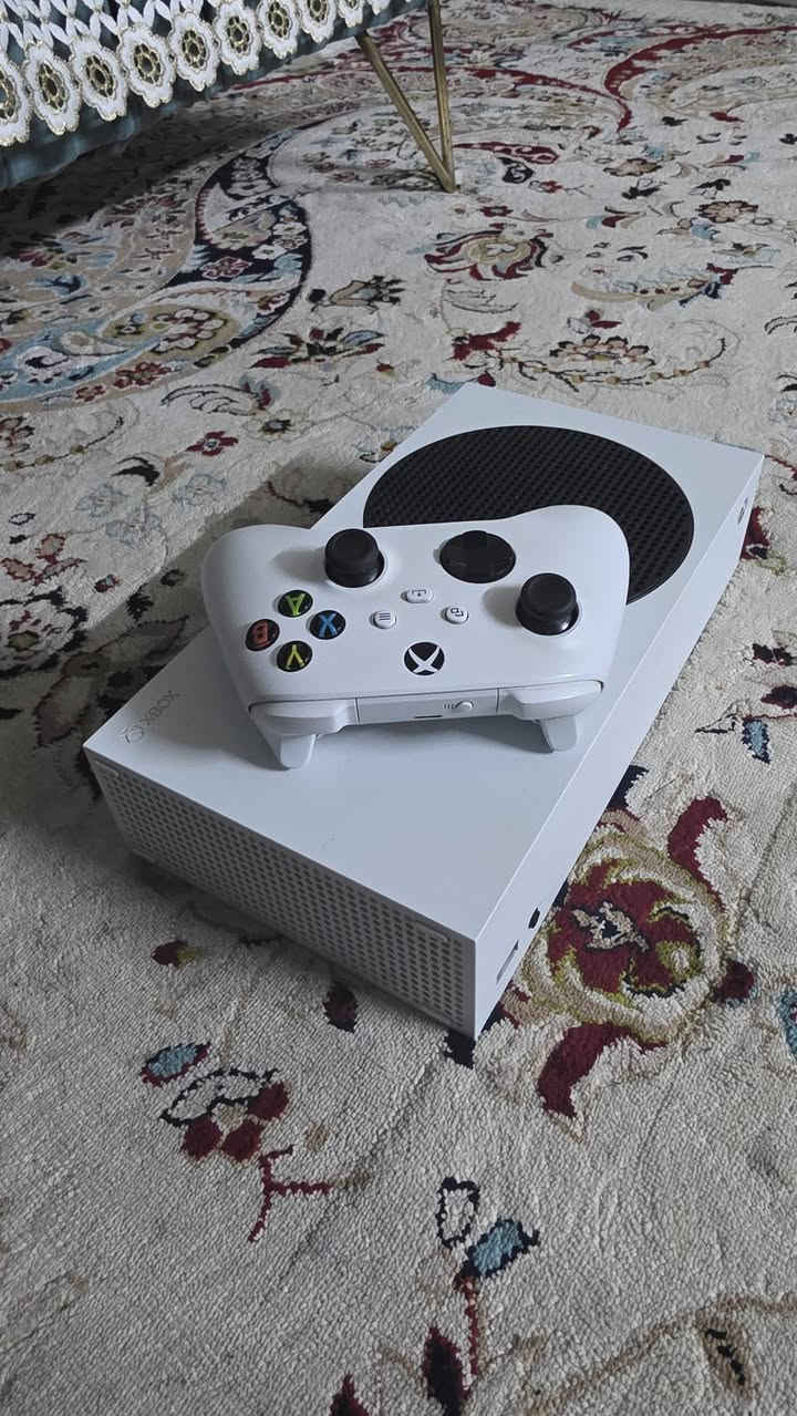 سلام عليكم اخوتي 
جهاز سيريس اس اصدار ٢٠٢٣
الجهاز ما مفتوح ولا بي أي عطل
مثل ما موضح جهاز نظيف
يجي ويا بطاريتين سعة ٢٦٠٠
يجي ويا هاي الالعاب+كراند ازن لاين مستوى ٩٢ متعوب عليها
ويجي ويا هدية كيم باس شهرين 
السعر ٤٠٠ الف 
مكاني بغداد حي اور
رقمي:***********
