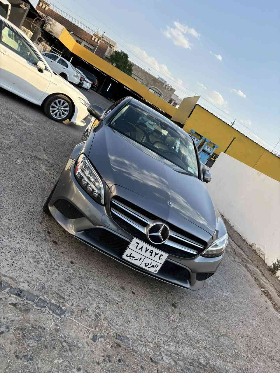 كوردي / عربي

urdish (كوردی)
 مارکە و مۆدێل: مێرسیدس بێنز C-Class
 جۆر (ترێم): C300
 مۆدێلی ساڵ: 2020
 کیلۆمەتری ڕۆیشتوو: 77,500 کم
 ڕەنگ: خۆڵەمێشی (ڕەساسی)
 مواسەفات: مواسەفاتی ئەمریکی
 تابلۆ: هەولێر، تایبەت
 بزوێنەر (مەکینە): 2.0T (تۆربۆ)
 ژمارەی پستۆن: 4 پستۆن
 گێڕ: ئۆتۆماتیک
 جۆری سووتەمەنی: بەنزین
 سیستەمی پاڵنەر: 4MATIC (دەبڵ ئەکسل)
 ماددەی کوشنەکان: چەرم
 ژمارەی کوشن: 5 کوشن

 دۆخی بۆیاخ/بۆدی: یەک پارچە گۆڕدراو، یەک پارچە بۆیاخ
***********

الماركة والموديل: مرسيدس-بنز C-Class
 الفئة (الترم): C300
 سنة الصنع: 2020
 المسافة المقطوعة: 77,500 كم
 اللون: رمادي
 المواصفات: مواصفات أمريكية
 اللوحة: أربيل، خصوصي
 المحرك: 2.0T (تيربو)
 السلندرات: 4 سلندر
 ناقل الحركة: أوتوماتيك
 نوع الوقود: بنزين
 نظام الدفع: 4MATIC (دفع رباعي مستمر)
 مادة المقاعد: جلد
 عدد المقاعد: 5

حالة الصبغ/الهيكل: قطعة واحدة متبدلة، قطعة واحدة مصبوغة
***********
