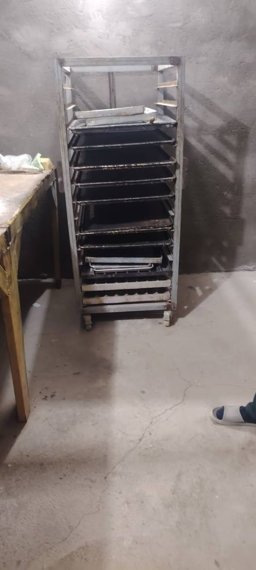 السلام عليكم فرن للبيع وخماره وعجانه وبطل خماره وطوليات ومياز وماشوب بيع مستعجل  استفسار على هذا الرقم *********** 💔💔
