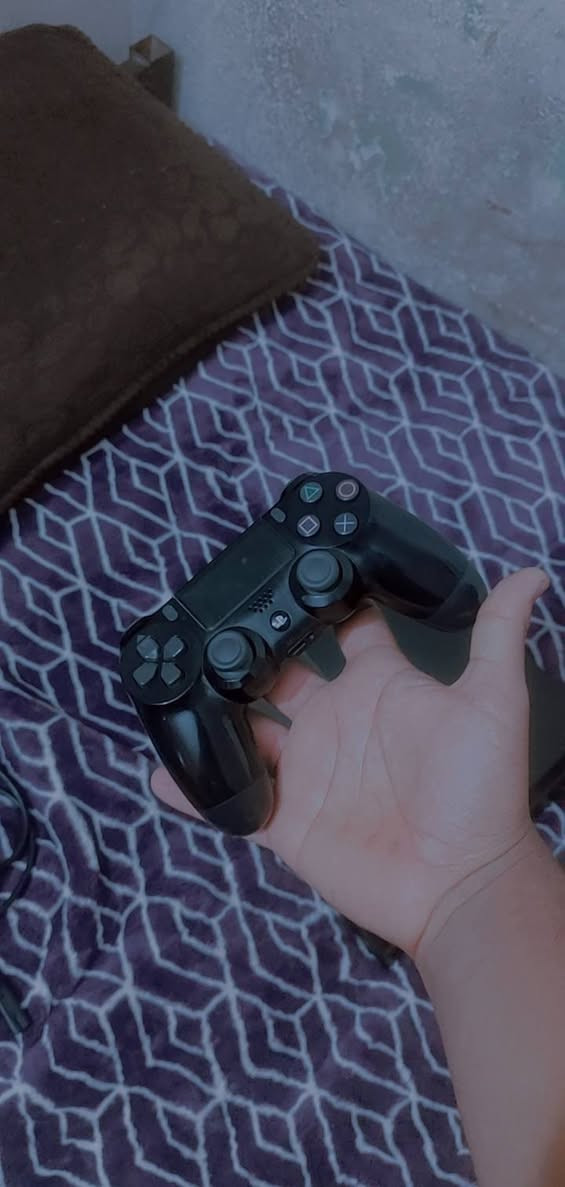 السلام عليكم.  PlayStation4  للبيع.  

أليدة الاصلية، ومُلحقاته الأصلية.(مُهكر)  وتهكير داخلي فقط تدخل ع المُتصفح يتهكر. وويا ثلاث العاب  جي تي اي وطوبة 26 واساساً كريس الابلي نضيف كُلش،  السعر (300) وبي مجال مكاني نجف. ***********
