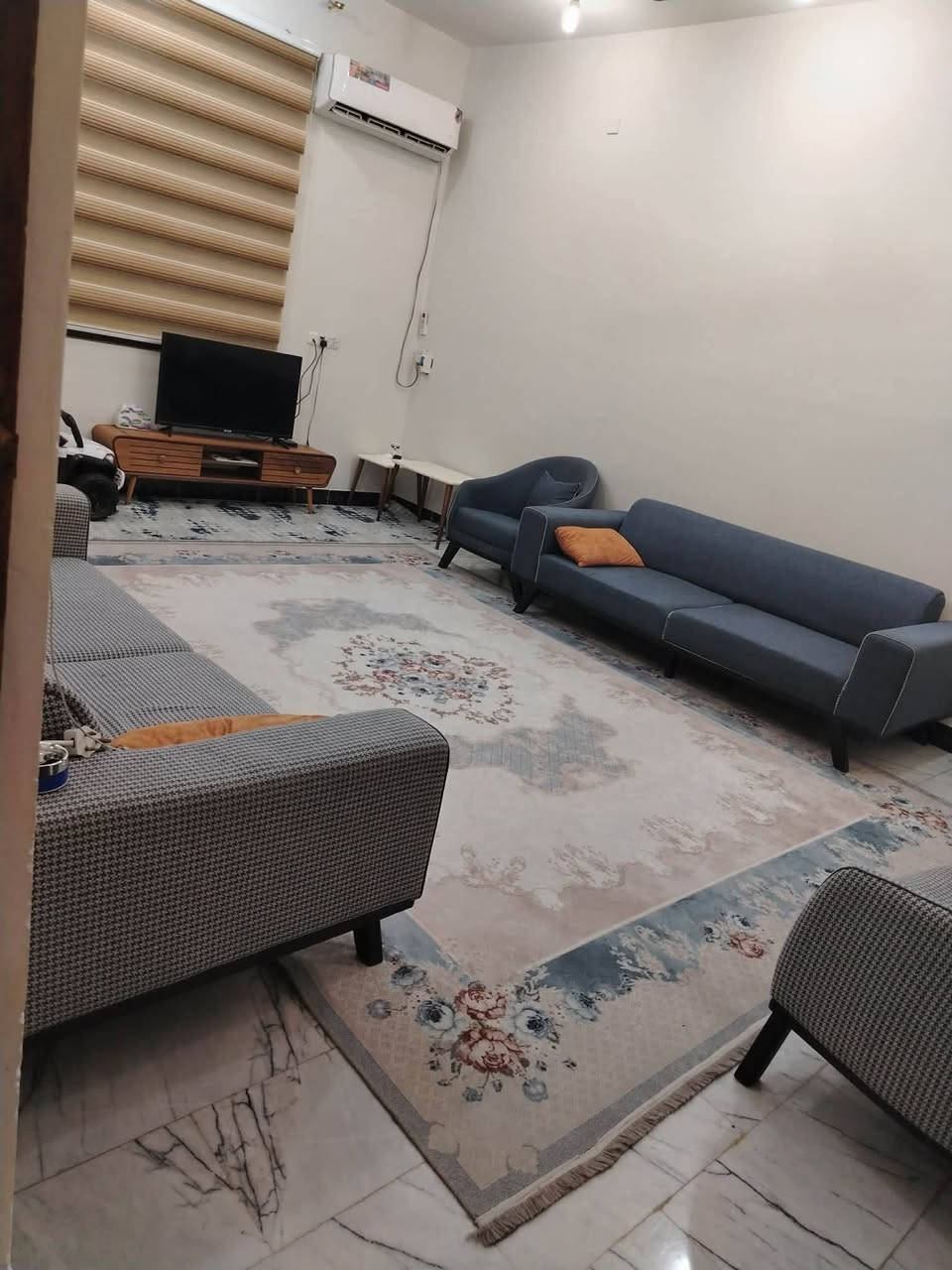 دار للبيع حي الحكم قرب صيدلية زمر مقابل اسواق الريان المساحه ١٣٠م يحتوي على غرفة نوم و استقبال وصاله ومطبخ وصحيات داخليه وخارجيه مطلوب ١٥ مليون للأسكان التسديد الشهري ١٥٣ تخصم من السعر الكلي للاستفسار الاتصال على صاحب الدار ***********
