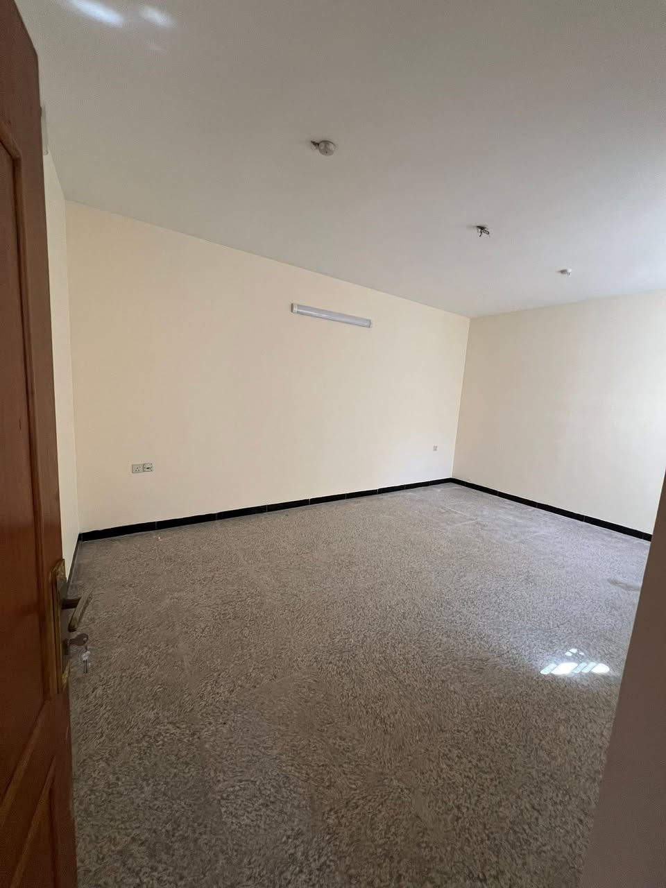 ⸻

🏡 للإيجار – بيت بموقع مميز

📍 الموقع: شارع المغرب
📐 المساحة: 180 متر

🔹 يتكون من:
• 3 غرف نوم
• صالة
• مطبخ
• هول داخلي
• كراج

💰 الإيجار:1200$

📞 للاستفسار: ***********
