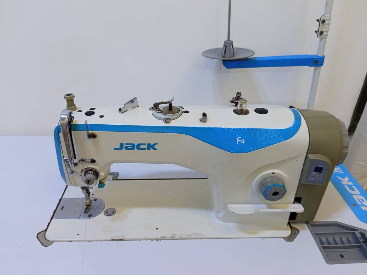 مكينه للبيع 
جاك F4 صناعي ماطور اوتماتيك اقتصادي مستخدم قليل


**إذا كنت صاحب هذا الإعلان وتريد حذفه لأي سبب، رجاءا أرسل رسالة إلى الدعم الفني**