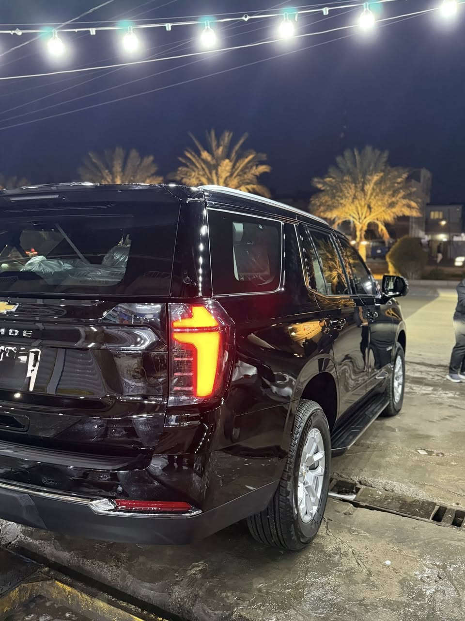 السلام عليكم 
تاهو 2025 خليجي 
1200 km
المحرك v8 … 5.3
تكييف ثلاث مناطق (Triple-Zone).  ￼
 • شاشة معلومات/ترفيه مع Apple CarPlay & Android Auto.  ￼
 • نظام صوت بعدد سماعات مناسب.  ￼
 • منافذ كهرباء متعددة (12V / 230V).  ￼
 • تحكمات على عجلة القيادة / معلومات السائق.  ￼
8 وسائد هوائية .  ￼
 • مراقبة ضغط الإطارات TPMS.  ￼
 • نظام تثبيت سرعات متكيف (Adaptive Cruise Control).  ￼
 • نظام الكبح مانع الانزلاق ABS + EBD.  ￼
 • BLIS (مراقبة النقطة العمياء).  ￼
 • نظام مساعد البقاء في المسار.  ￼
 • حساسات/كاميرا أمامية وخلفية للركن.  ￼
***********
