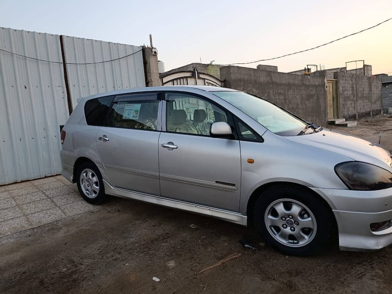 سلام عليكم سياره نوع تيوته ابصم 7 راكب 
الون سلفري مديل 2004 سياره جديده مال جناي كفاله محرك و كير و حداديه جديده تخم تاير جديد دواخل السياره كارتون تبريد 3 قطع مكفوله من الضربه و الكص و نقل سعر 115 
العنوان بصره جزيره الفيروزيه *********** رقم بصره سنويته 26
