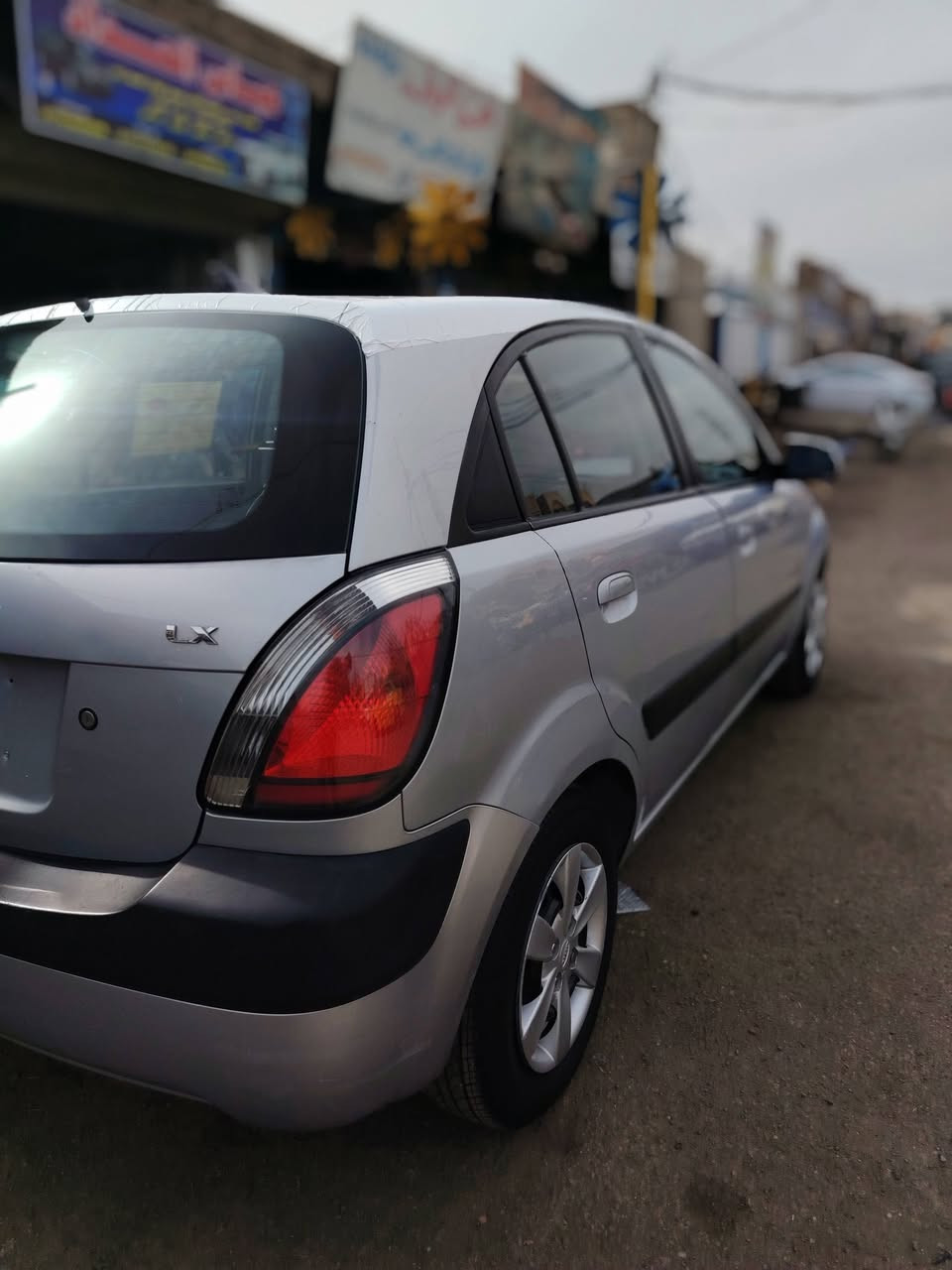 السلام عليكم كيا ريو هاج باك 2009مكينه 1600 تخم تاير صدر امامي خلفي منضومت بنزين كلها جديده من بلك نوزل فلاتر قاعدت فيت بم كلها جديد محرك كير خير من الله غرفتها جديده بسمي حادثها جاملغ وبنيد وشويه من البليته ما واصله لاصاصي ولا لغد بدون جراد لا قماره ولا بنيد وبيها مكانات بسيطه صبغ مثل هلالات شبر من الدوسه سياره جديده واستعمال كلش قليل وين تريد شغل واطلع سعرها 75 وبيها مجال بسيط وكلشي اكو بل سوك اسف علا الاطاله بغداد الشعب هاتف *********** غير متواجد علا النت
